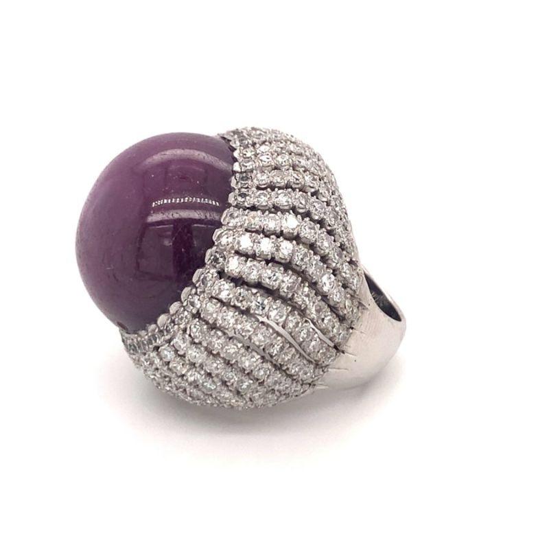 Anillo de oro blanco de 14 quilates con bomba de diamantes y rubí estrella certificado por la Gia de 78,67 quilates Cabujón en venta