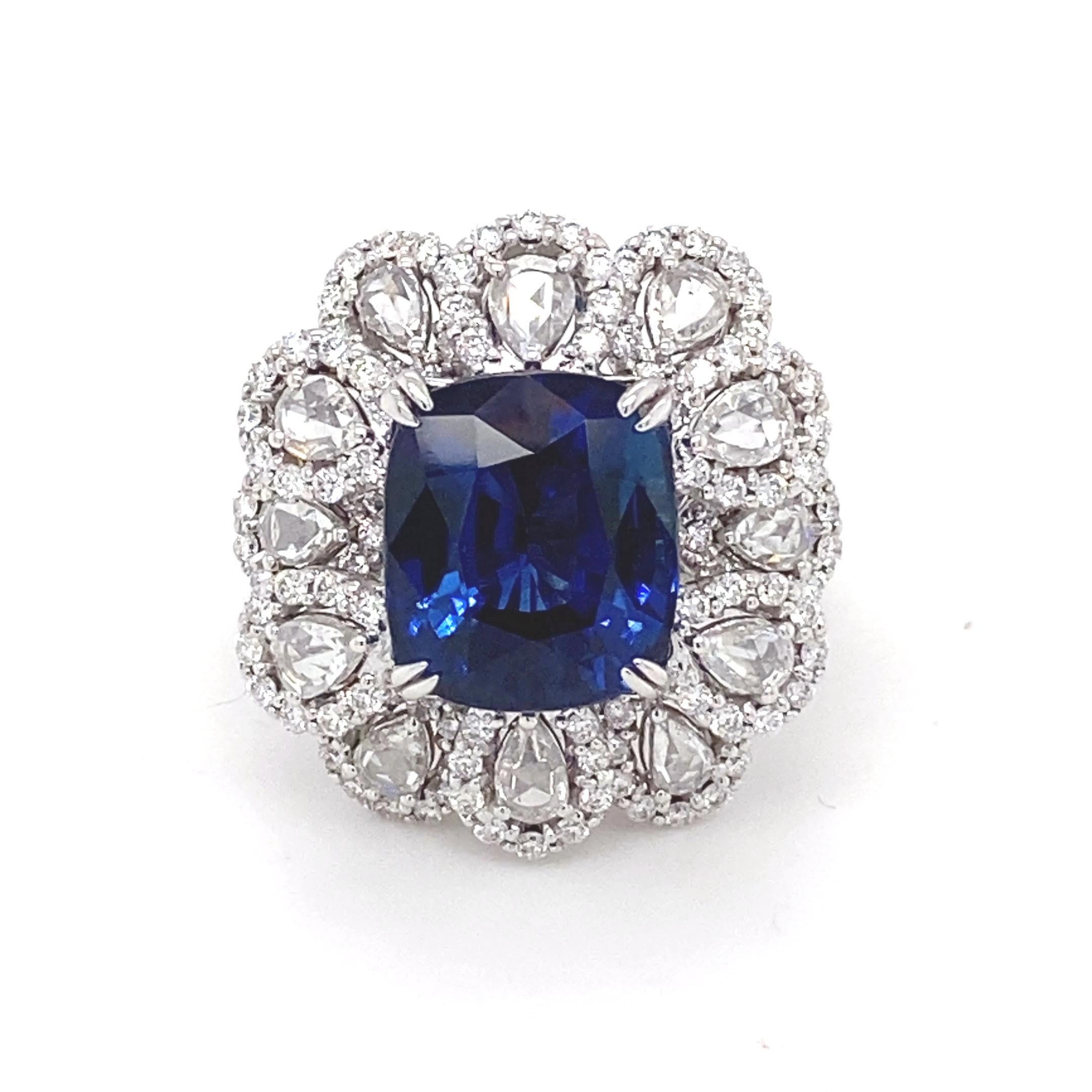 Dieser GIA-zertifizierte kissenförmige blaue Saphir und Diamantring ist ein atemberaubendes Schmuckstück! In der Mitte dieses Rings befindet sich ein wunderschöner blauer Saphir, umgeben von einem runden und einem birnenförmigen weißen Diamanten.  