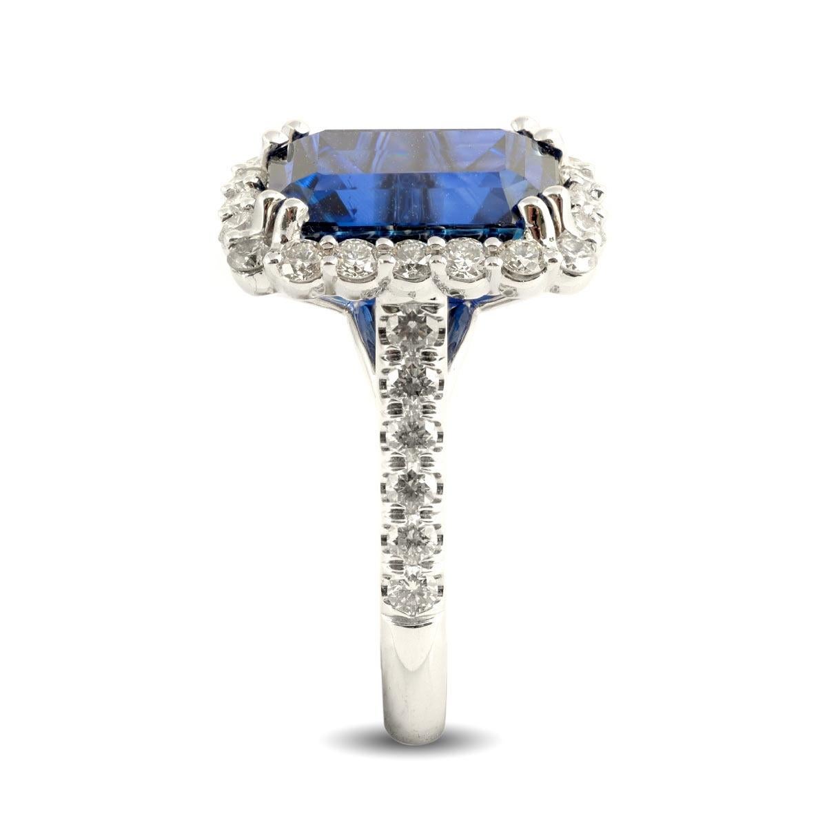 Taille brillant Bague en or blanc 18 carats avec saphir bleu du Sri Lanka certifié GIA de 7,89 carats et diamants en vente