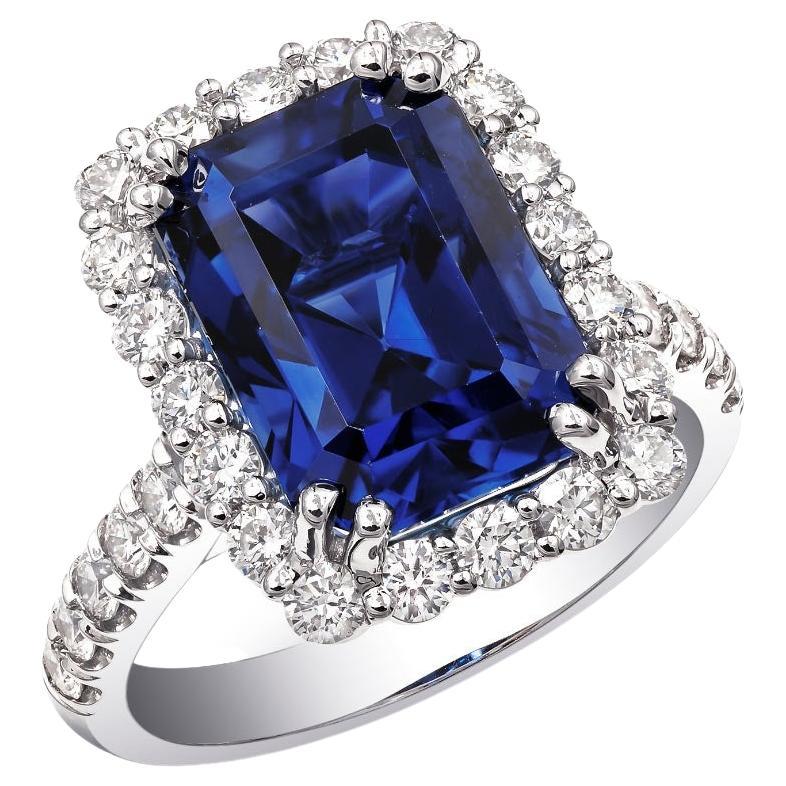 Bague en or blanc 18 carats avec saphir bleu du Sri Lanka certifié GIA de 7,89 carats et diamants en vente