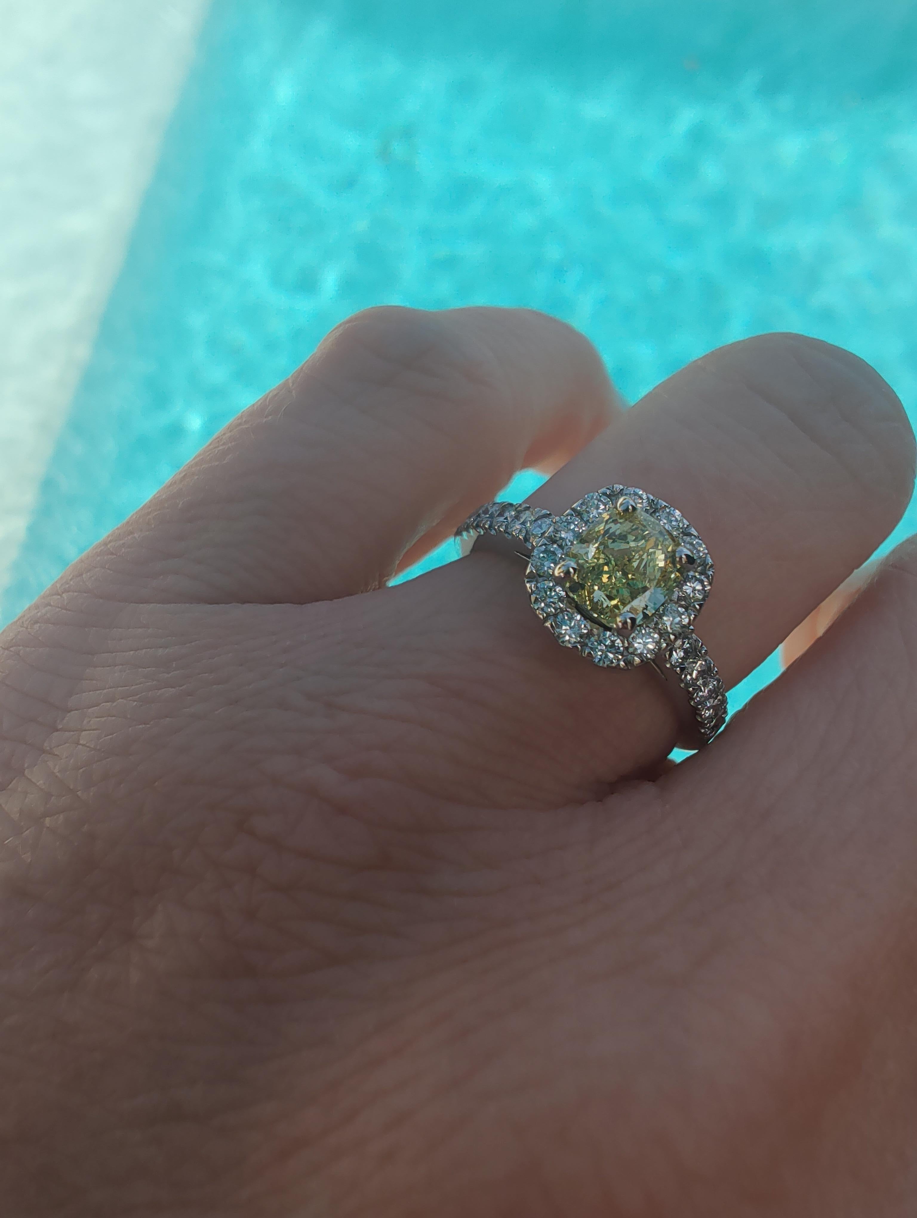 Contemporain Bague de fiançailles certifiée par le GIA, diamant Ellendale jaune, taille coussin, halo, de 0,78ct  en vente