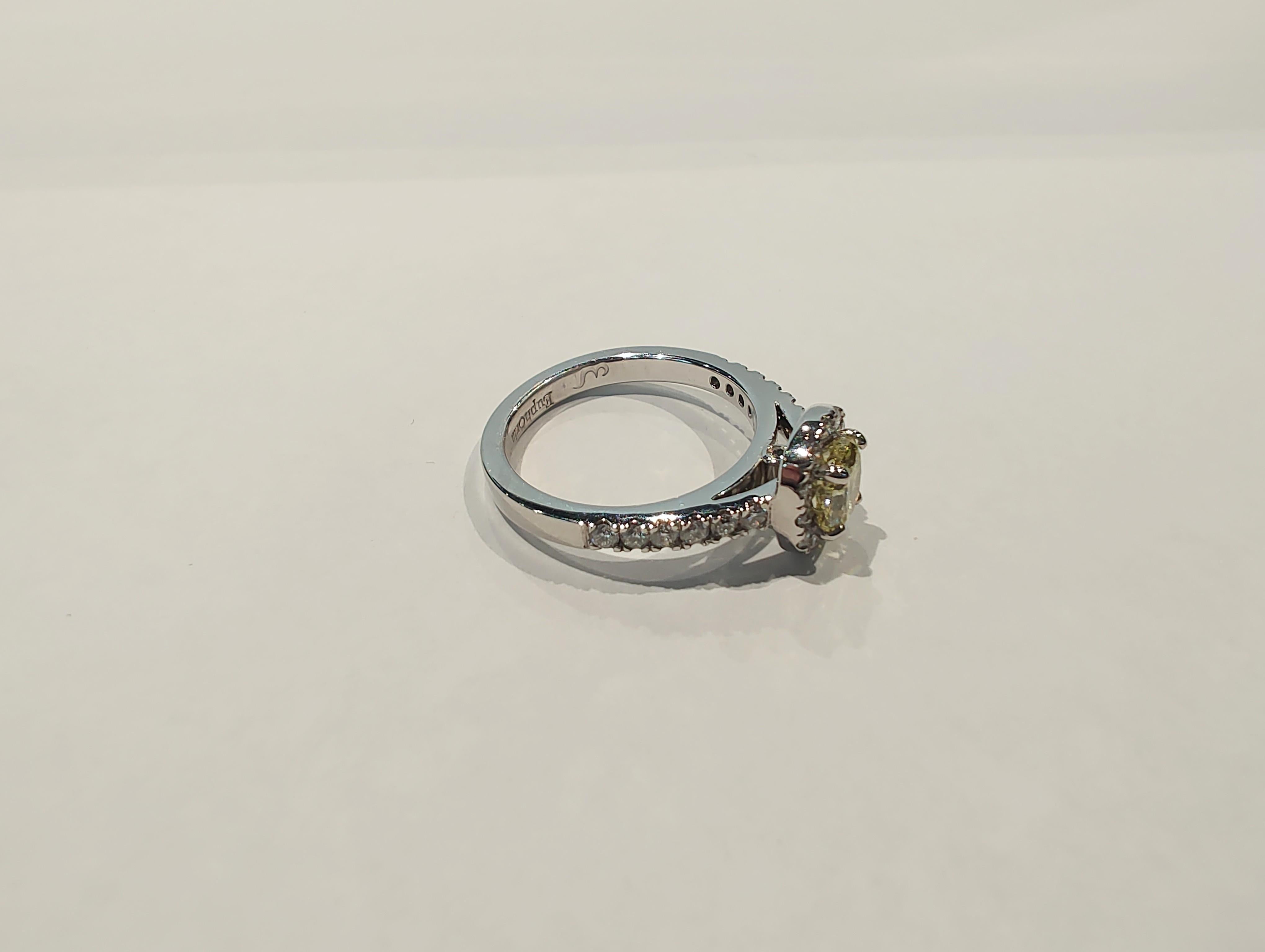 Taille coussin Bague de fiançailles certifiée par le GIA, diamant Ellendale jaune, taille coussin, halo, de 0,78ct  en vente