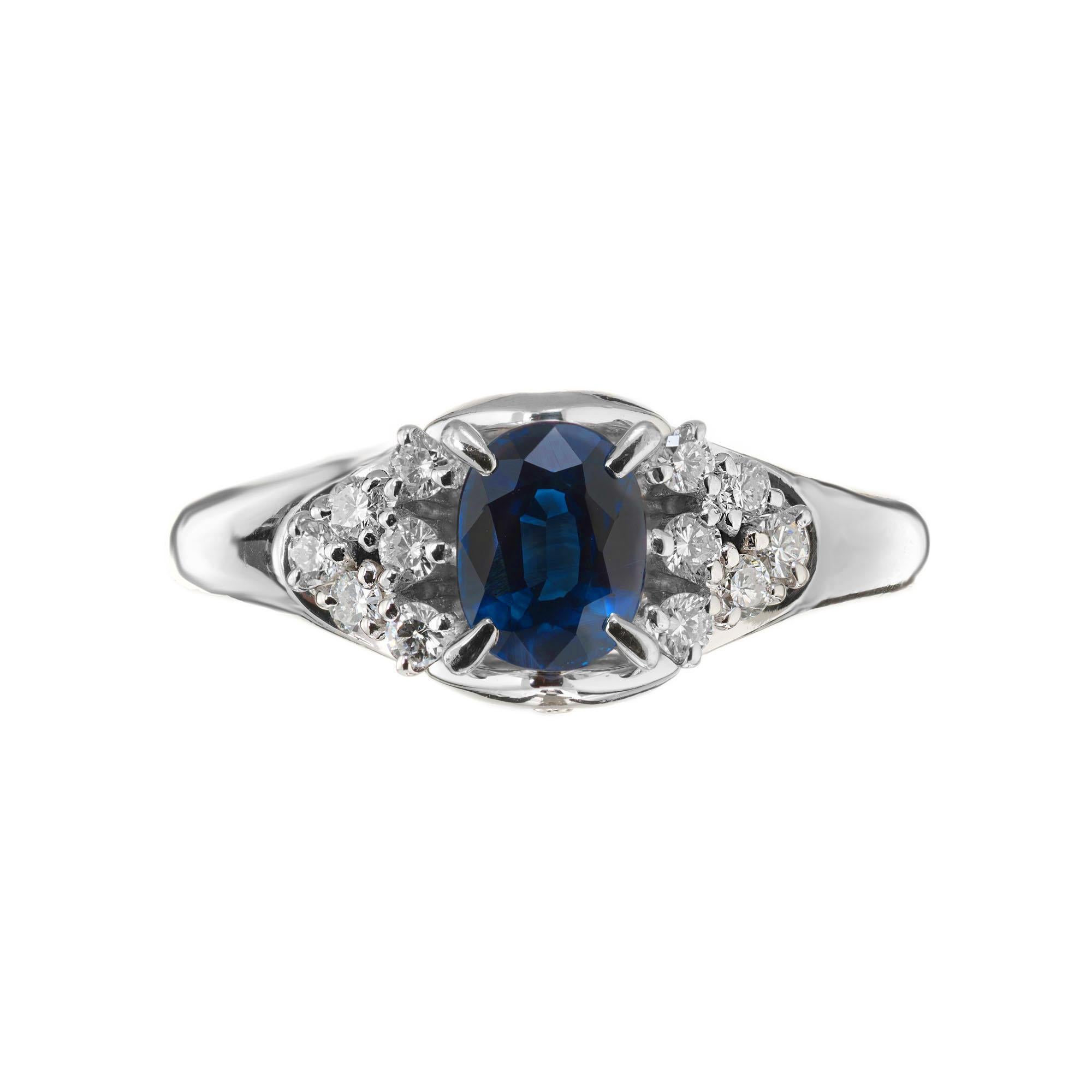 Bague de fiançailles en diamant et saphir. Saphir ovale de 0,79 carat certifié par le GIA, pierre centrale dans une monture en platine avec 12 diamants ronds d'accentuation dans une monture en platine. 

1 saphir bleu ovale, SI environ .79cts