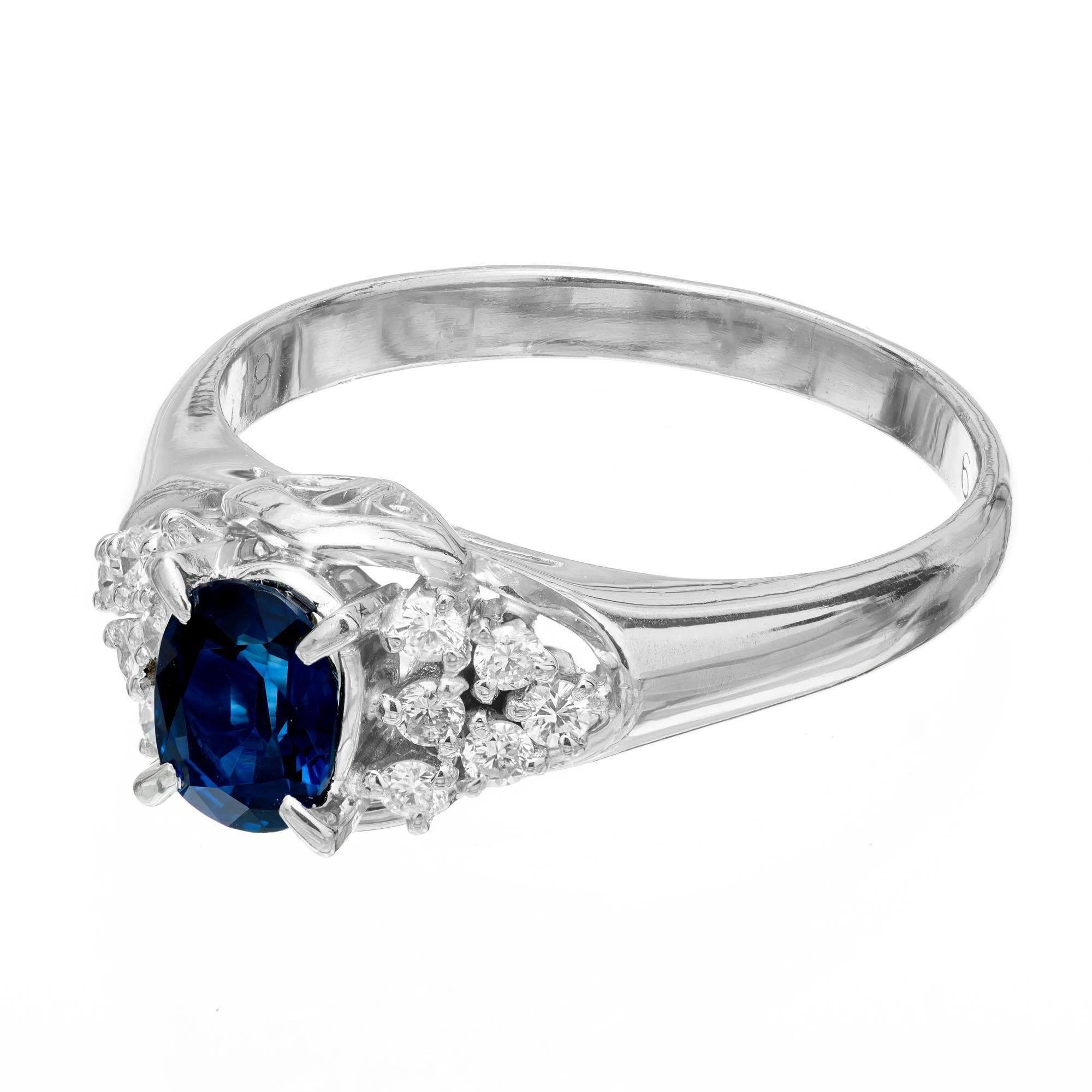 Taille ovale Bague de fiançailles en platine certifiée GIA de 0,79 carat de saphir bleu et de diamant en vente