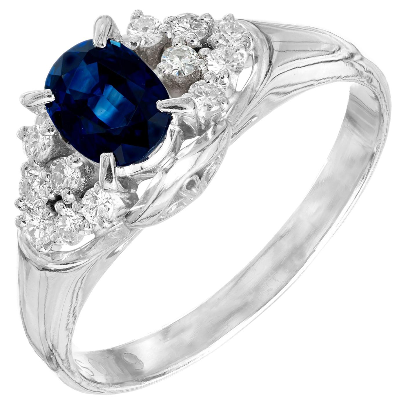 Bague de fiançailles en platine certifiée GIA de 0,79 carat de saphir bleu et de diamant en vente