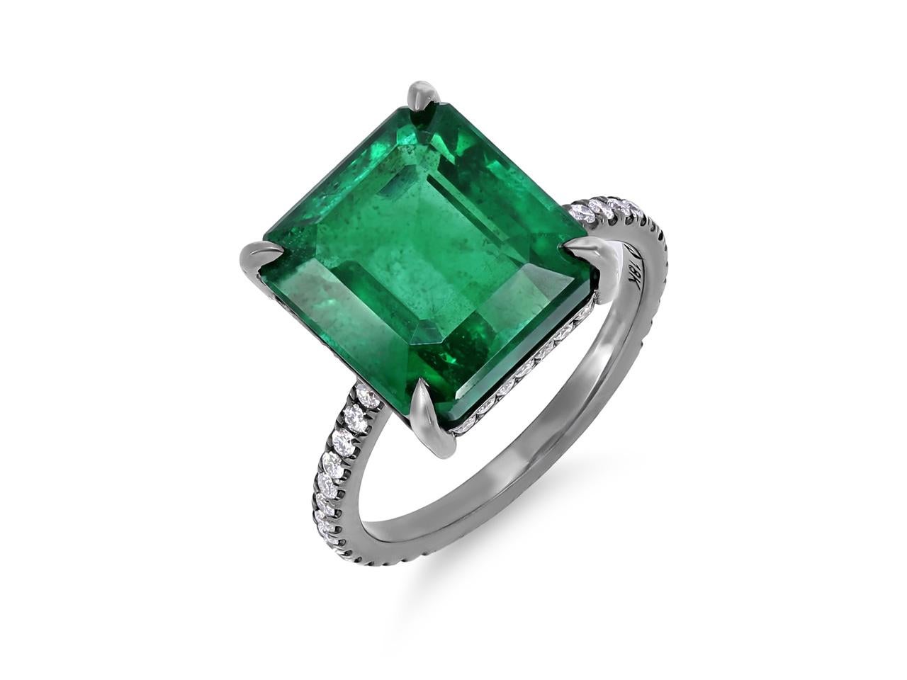 Audacieuse et intemporelle, cette bague en or 18 carats certifiée GIA avec rhodium noir présente une émeraude zambienne de 7,90 carats légèrement rehaussée, rehaussée de 0,60 carats de diamants étincelants.