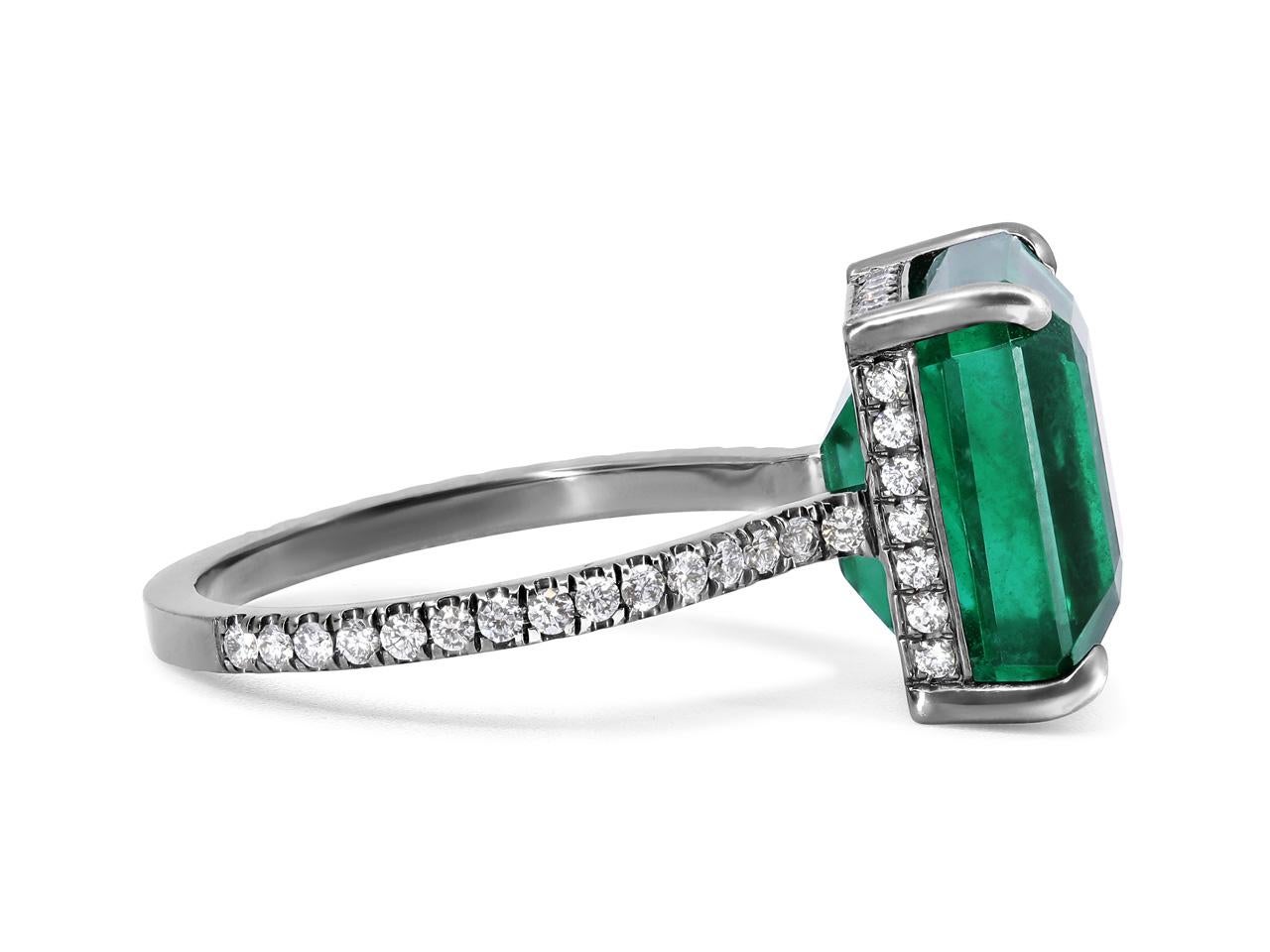 Contemporain Bague mineure Zambie de 7,90 carats certifiée GIA en or noirci 18 carats en vente