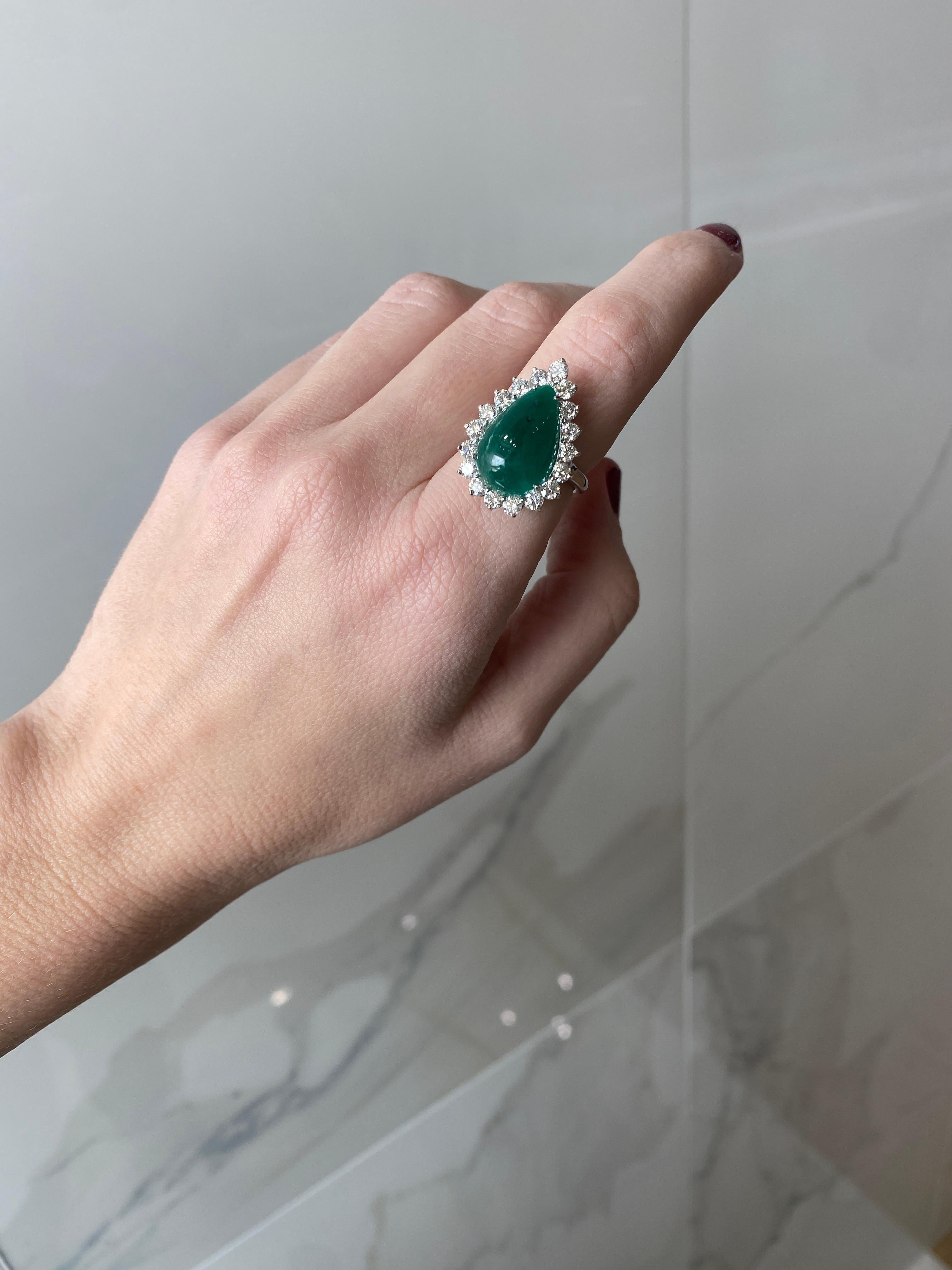 GIA-zertifizierter 7,98 Karat birnenförmiger Smaragd-Cabochon- und Diamantring im Angebot 3