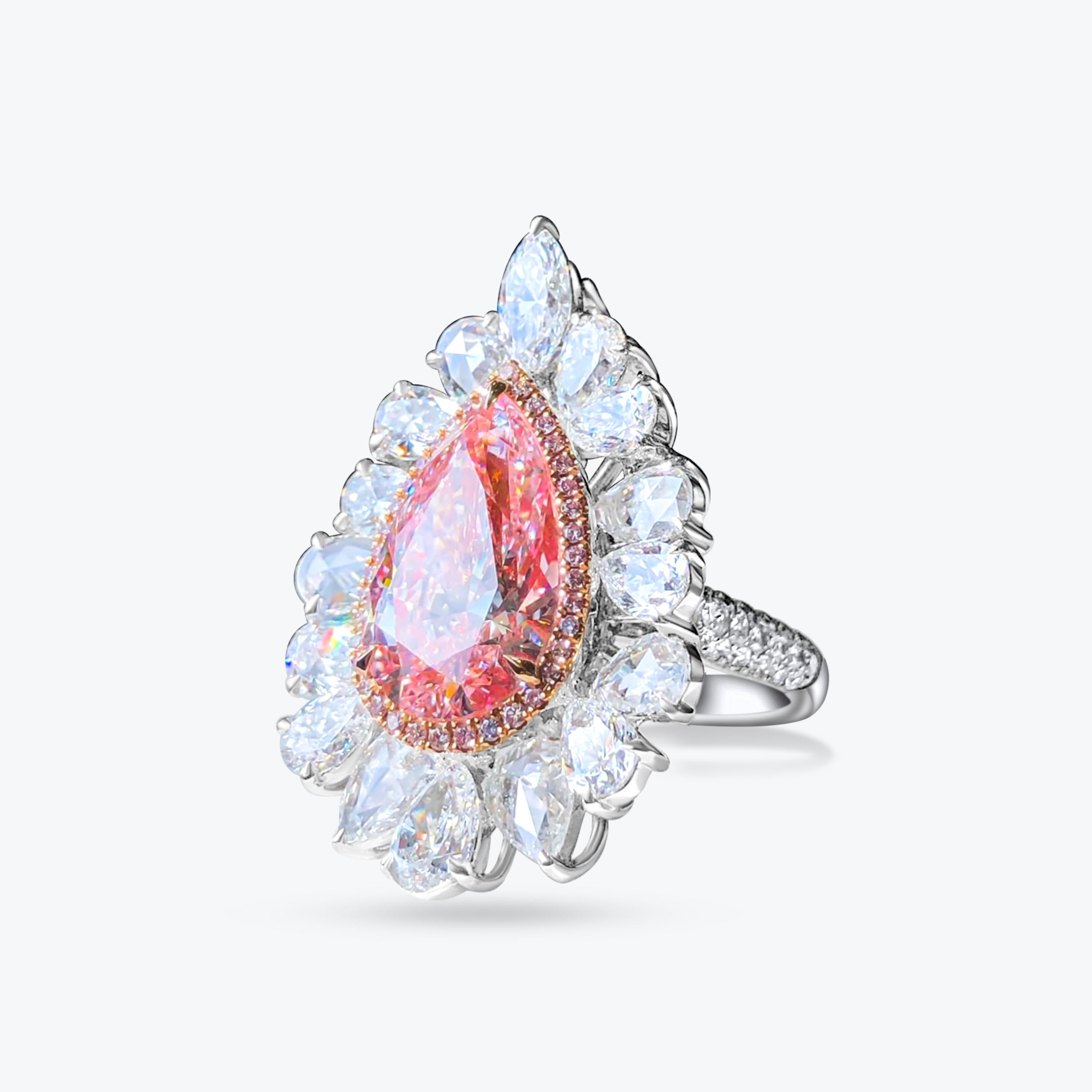 Wir laden Sie ein, diesen seltenen und modernen Halo-Cocktailring mit einem 7,01 Karat GIA-zertifizierten Faint Pink-Diamanten im Birnenschliff zu entdecken, der von 10 herrlichen farblosen Diamanten im Birnenschliff akzentuiert wird, die alle