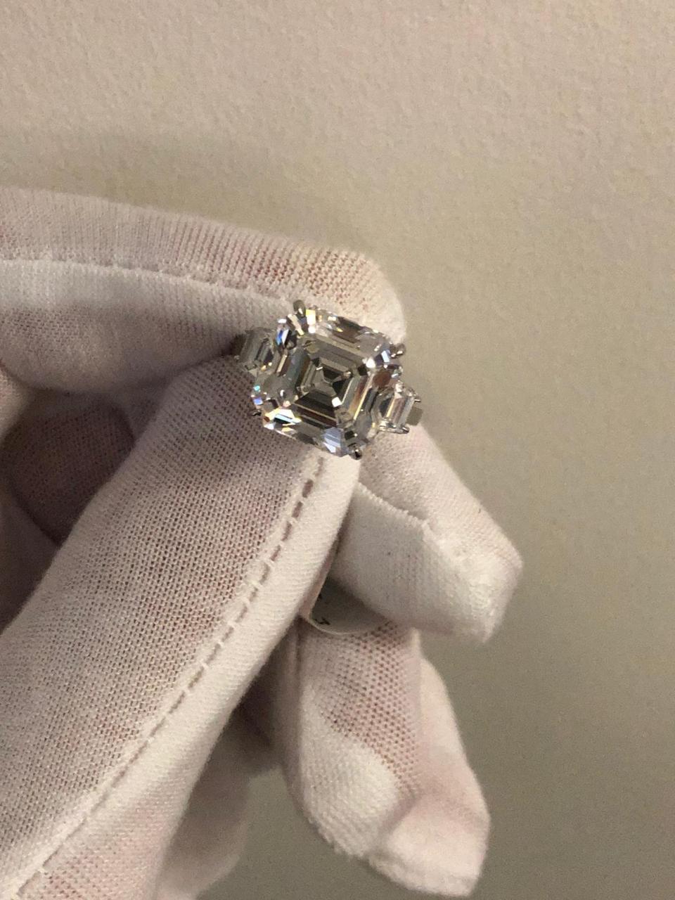 Breathtaking GIA certified diamond ring ready for the big proposal or just a very special upgrade 

This ring contains an impressive 8 carat asscher cut very pure diamond being an E color from Gia is very white and VVS1 clarity is extremely rare in