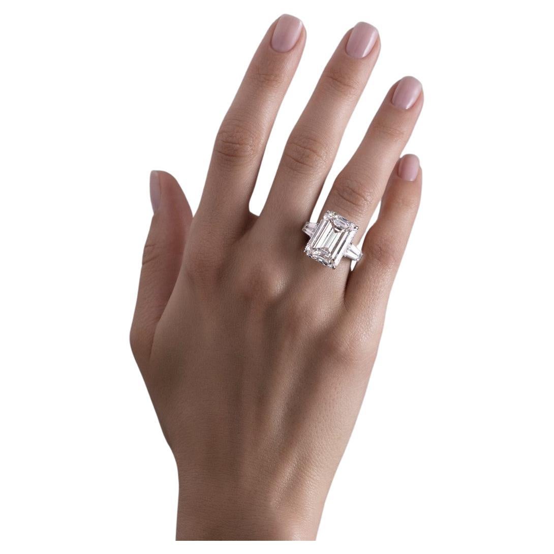 Cette bague en diamant unique est fièrement offerte par Antinori Fine Jewels.

Ce diamant triple excellent de 8 carats, certifié par la GIA, de couleur D et de pureté irréprochable, de taille émeraude, est serti sur mesure dans une bague en platine