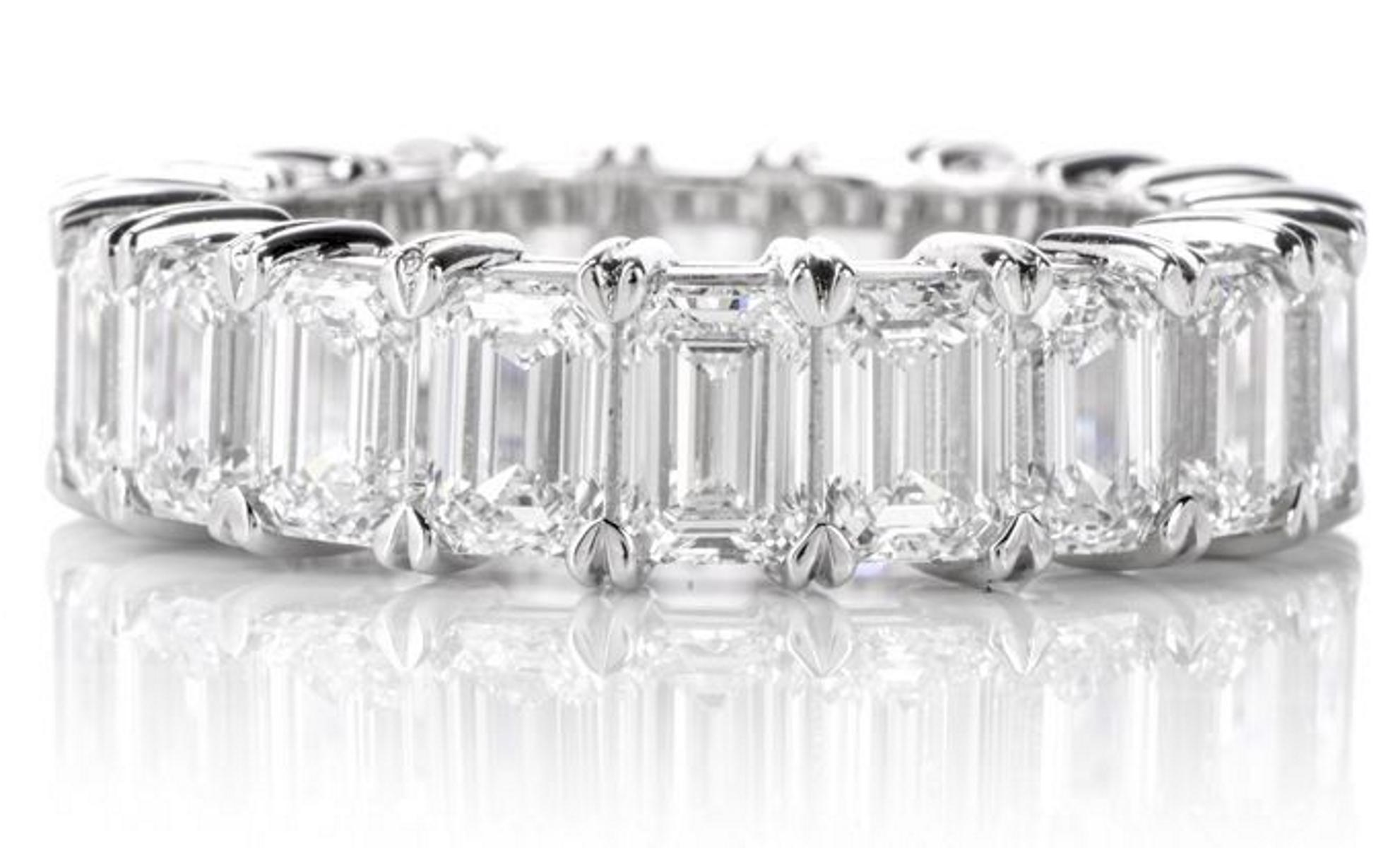Ein erstaunlicher und 100% individuell gestaltbarer Diamantring mit Smaragdschliff, gefasst in Platin
diese Diamanten sind alle von GIA zertifiziert 
IF-VS2 e Klarheit
D/F Farbe