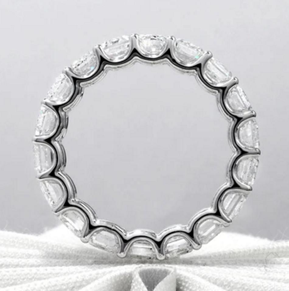 GIA-zertifizierter 8 Karat Smaragdschliff-Eternity-Ring (Moderne)
