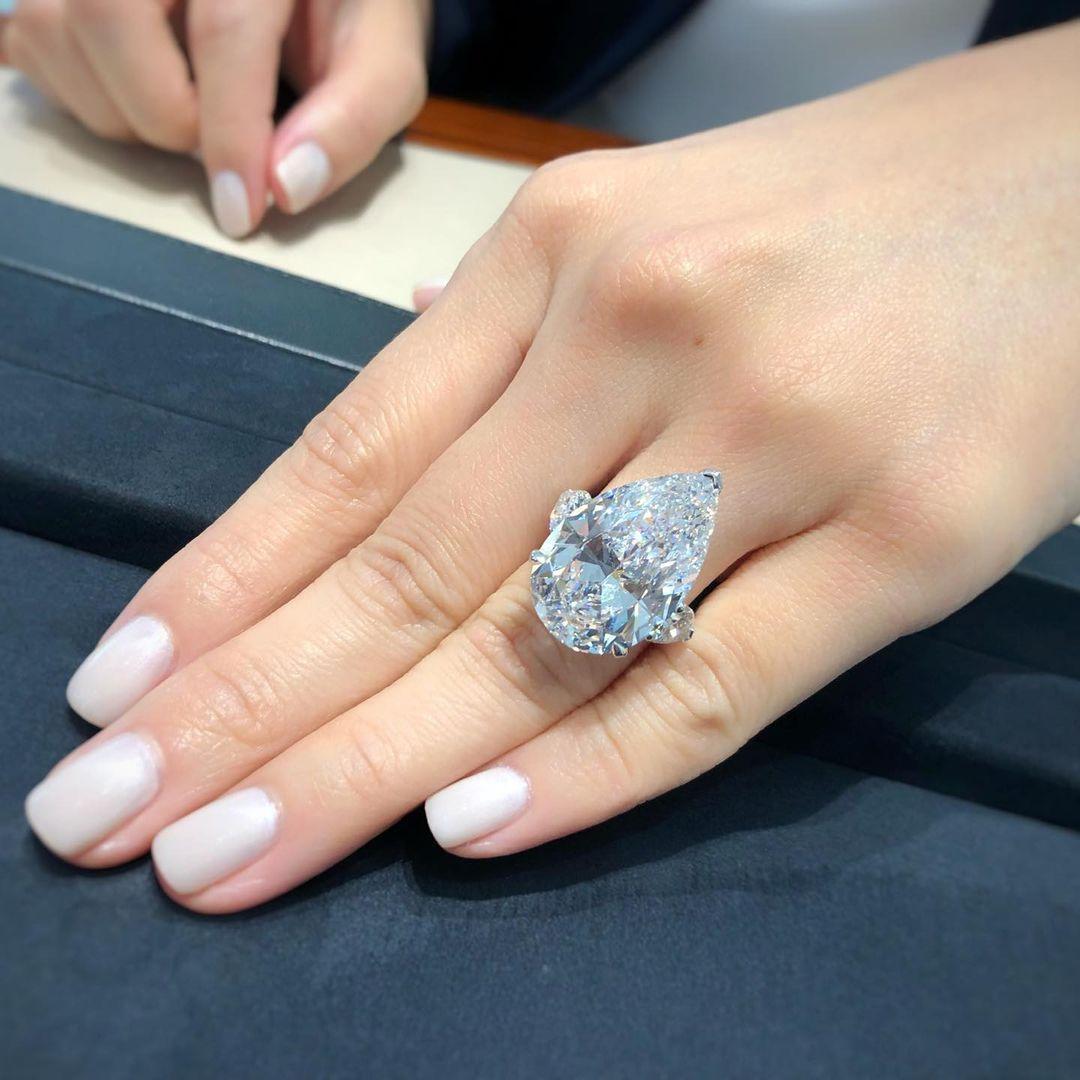 Pracht unseres außergewöhnlichen 8-Karat-Diamanten im Birnenschliff, ein wahres Wunderwerk der Natur. Dieser bemerkenswerte Edelstein wurde von GIA zertifiziert und zeichnet sich durch seine makellose Reinheit und die beeindruckende Farbqualität D