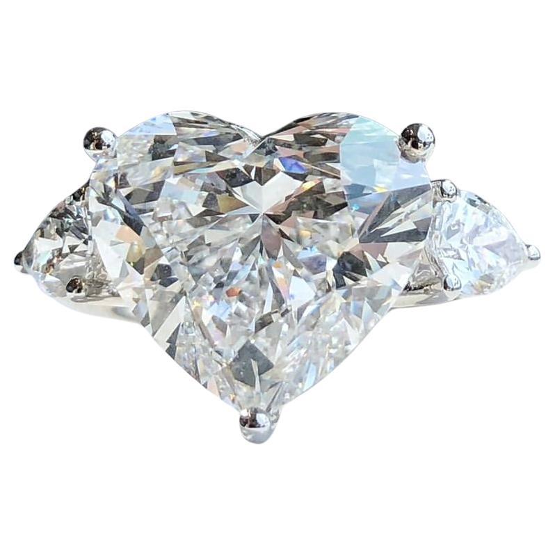 Anillo de platino con diamante en forma de corazón de 8.01 quilates certificado por el GIA en venta