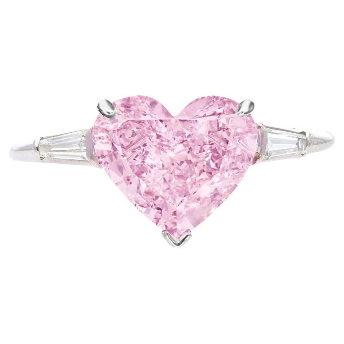 Verlobungsring aus Platin mit 3 Steinen im Brillantschliff.


Der Ring wiegt 8,1 Gramm, Größe 5,75, der Mittelstein ist ein Natural Heart Brilliant Cut Diamond mit einem Gewicht von 5,02 ct, Fancy Intense Purplish Pink in der Farbe, und SI1 in der