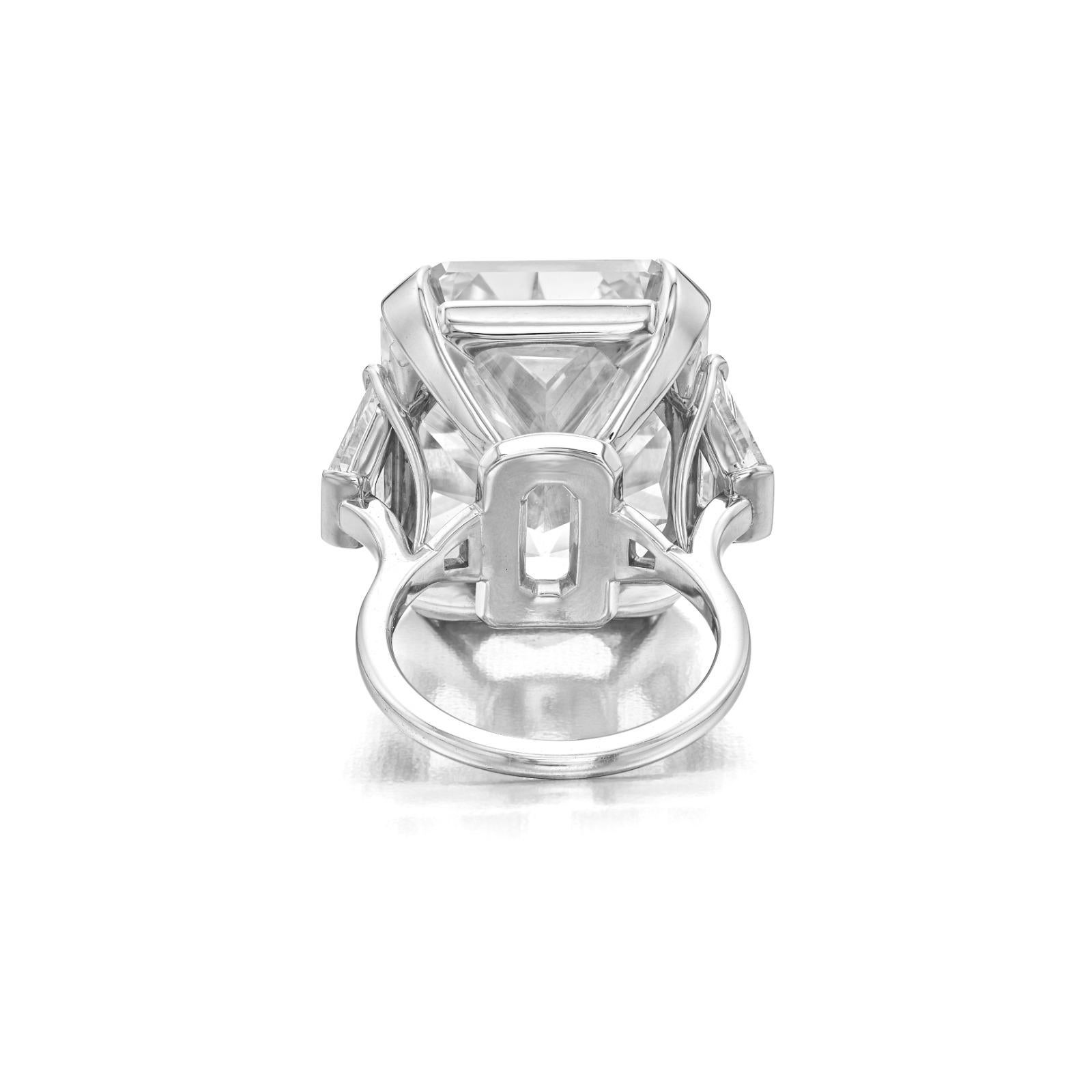Uno squisito anello di fidanzamento con un peso totale di 8 carati. 

 Il centro è costituito da uno splendido diamante naturale a taglio radiante del peso di 8 carati, di colore d e purezza vs1.

