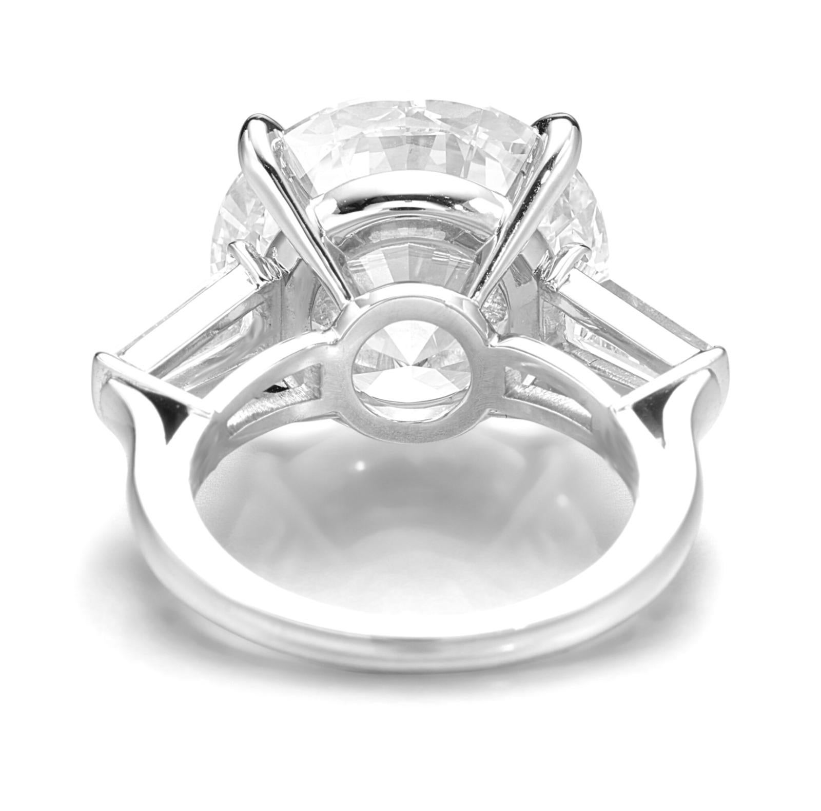 Cette exquise bague de fiançailles affiche une élégance intemporelle avec, en son centre, un époustouflant diamant rond naturel de 8 carats taillé en brillant. De couleur D et d'une pureté irréprochable, le diamant appartient à la catégorie rare et