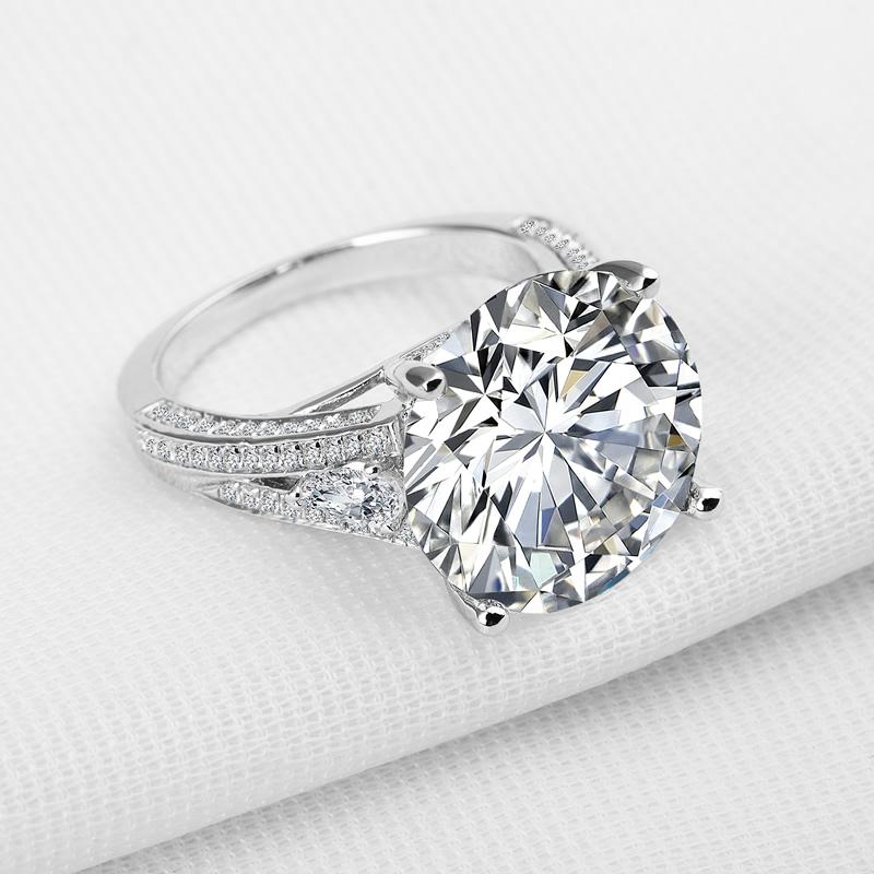 
An exquisite ring composed by a 6.17 carat Gia certified round brilliant cut diamond and a very beautiful ring with a double pave of round brilliant cut diamonds at each side and two pear cut diamonds mounted in solid 18 carats white gold.
