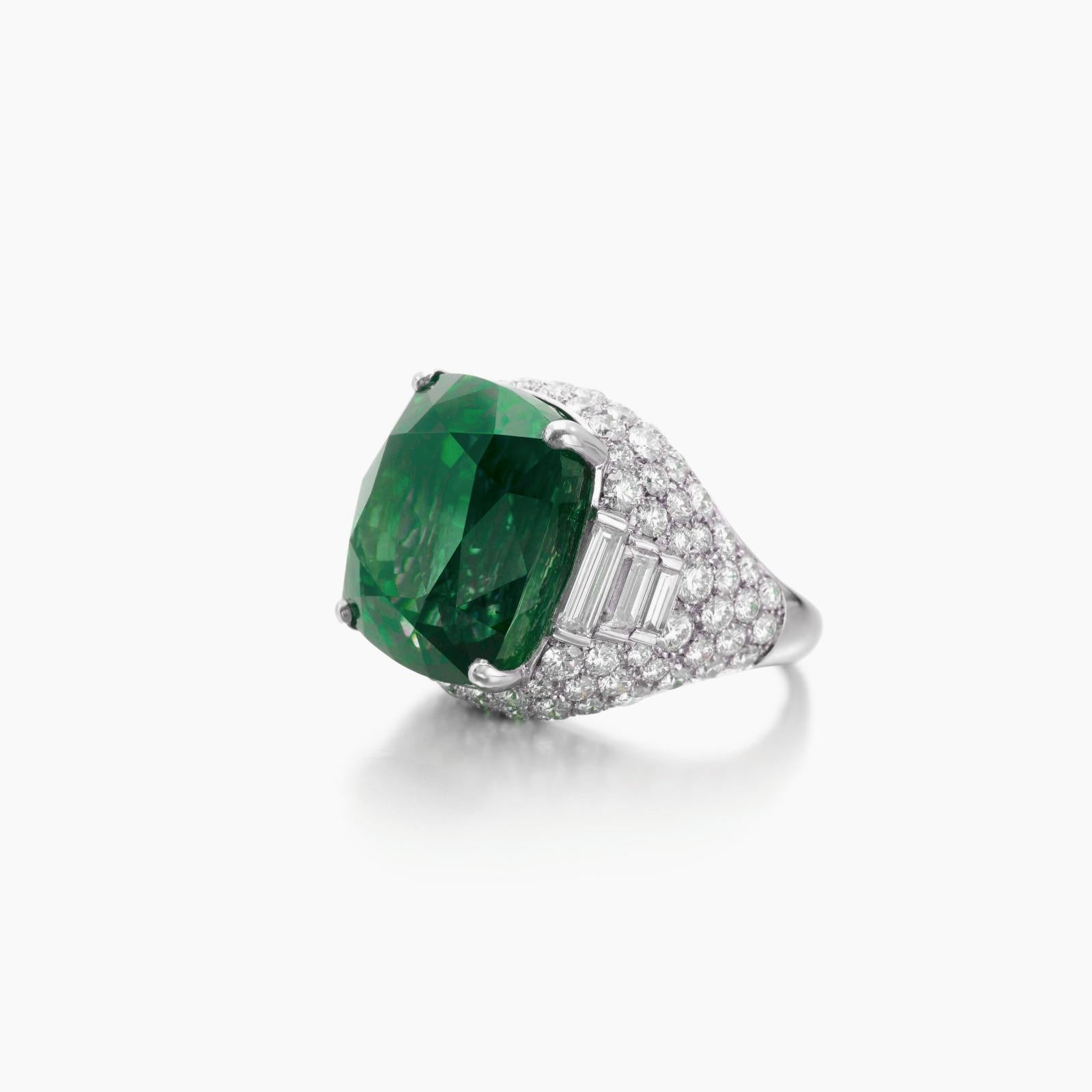 Centrando una esmeralda colombiana cojín de 8 ct., flanqueada por diamantes baguette y redondos
Talla 6
Platino
Acompañado de informe GIA
