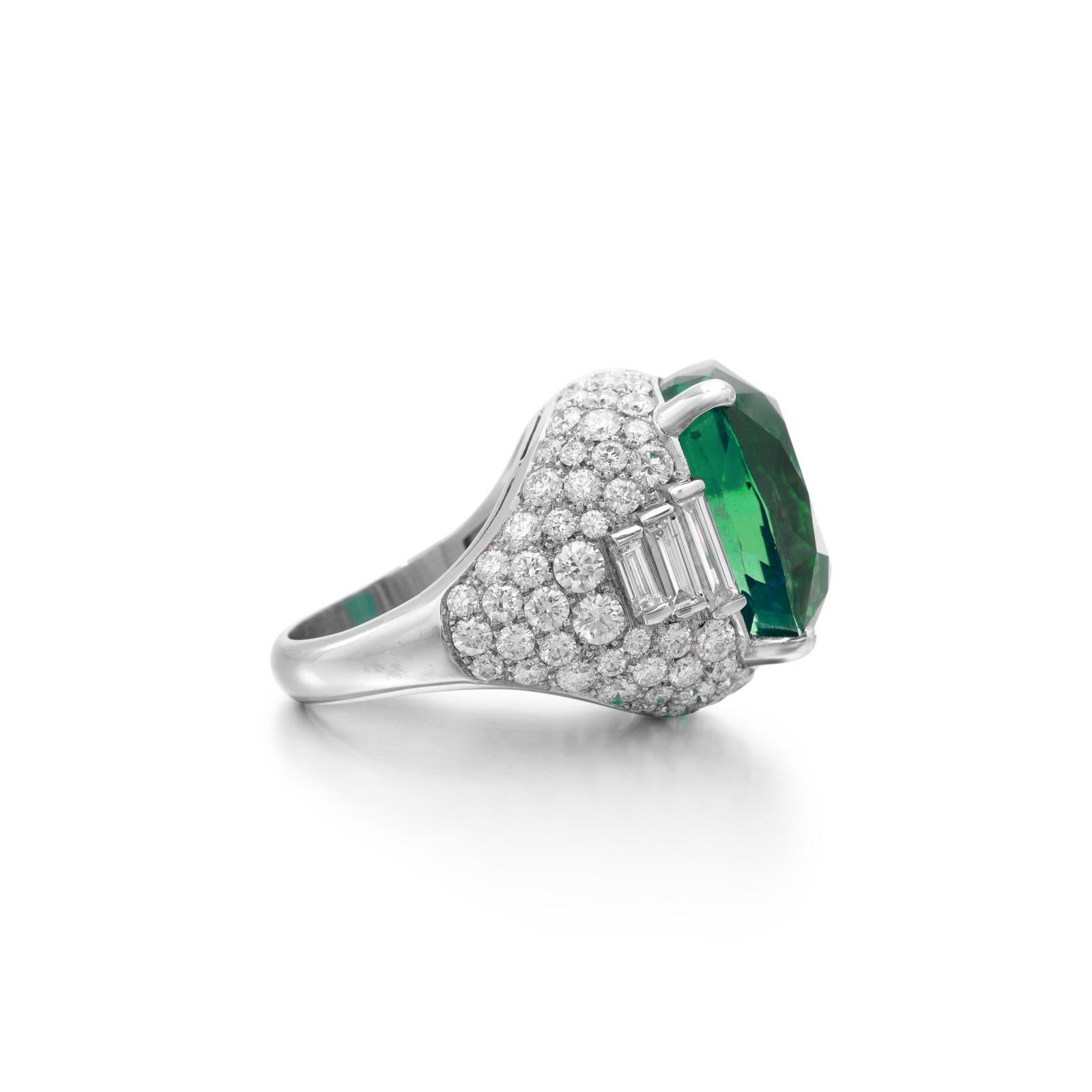 Certificado GIA 8 Ct. Anillo de Platino con Diamante Esmeralda Colombiano Contemporáneo en venta