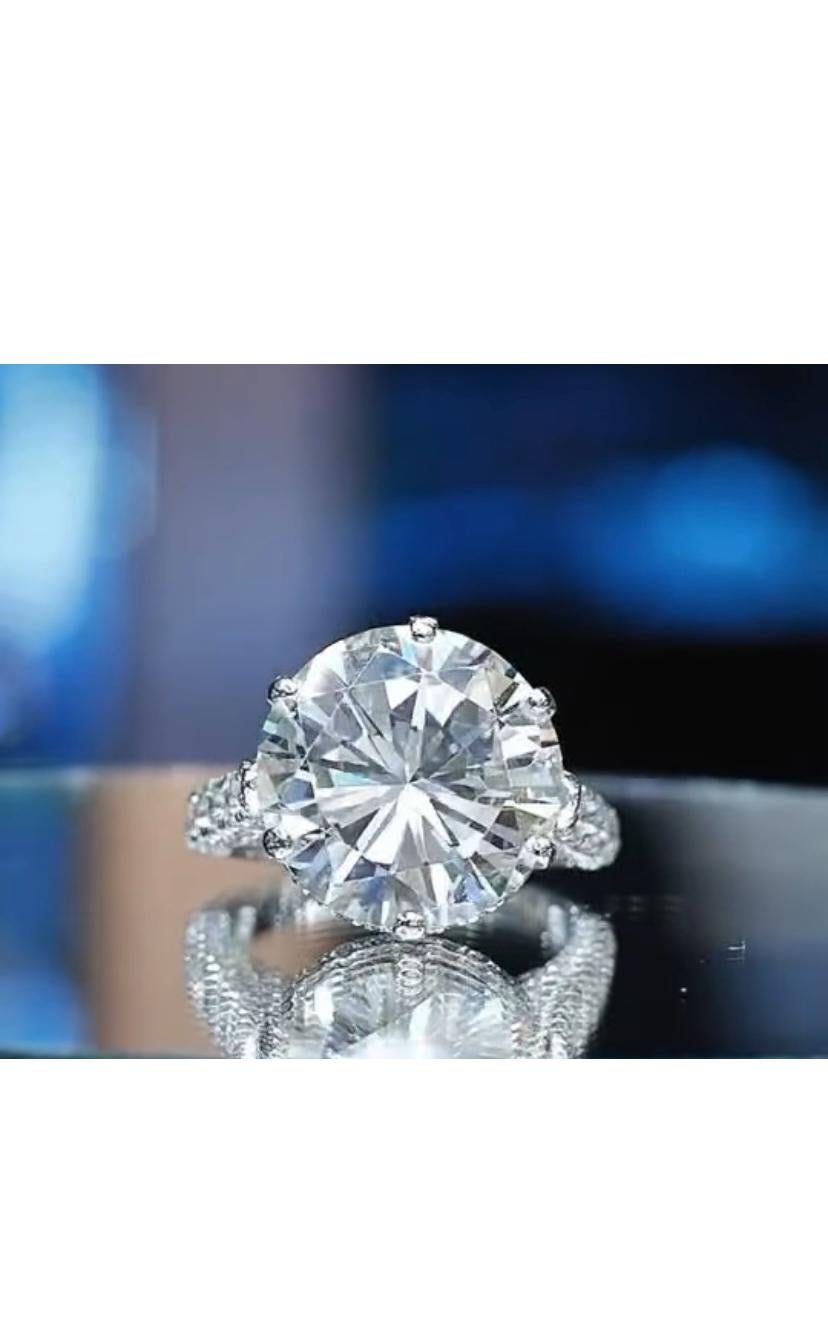 Wo zeitloses Design auf strahlende Brillanz trifft.
Dieser exquisite Ring vereint die beiden Ikonen-Kollektionen und besticht durch einen runden Brillanten.
Umgeben von einer Symphonie von Diamanten, spiegelt jede Kralle und jede Kurve zeitlose