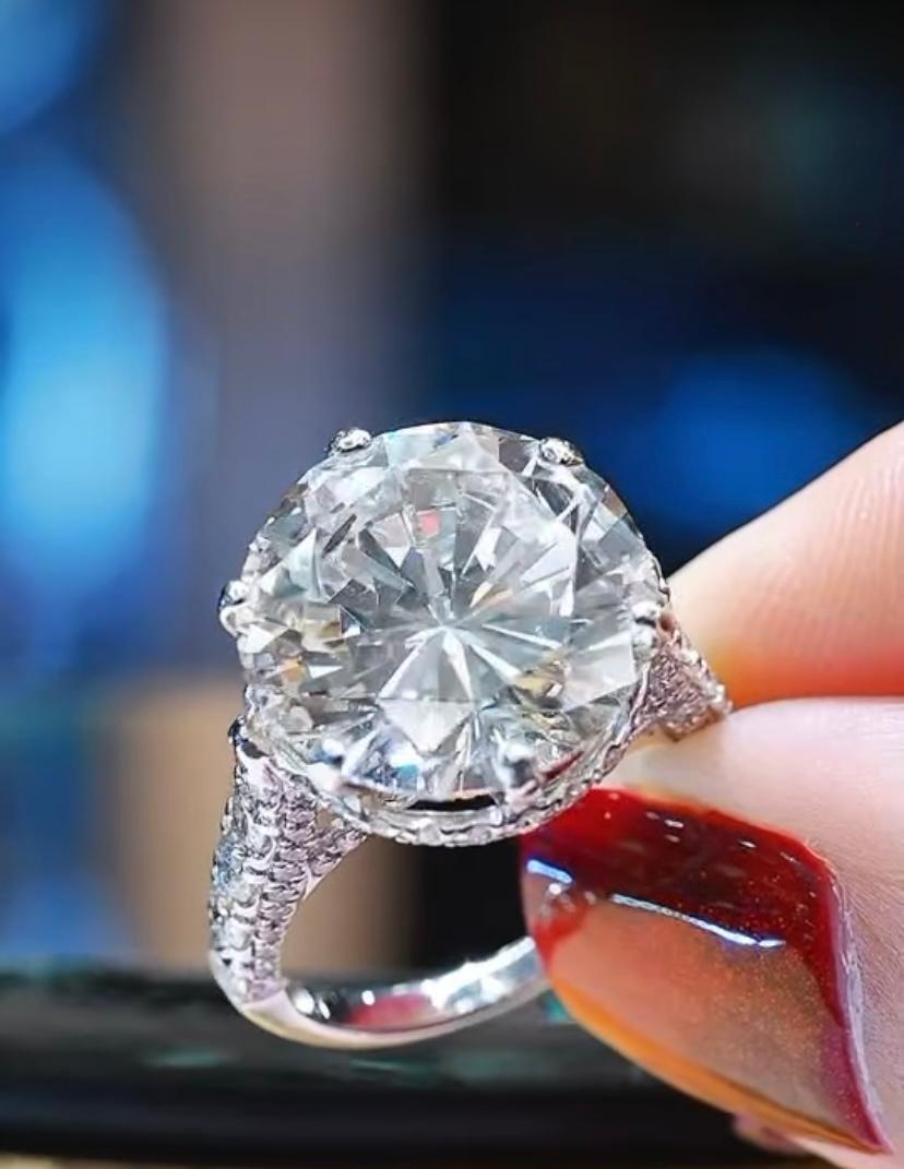 GIA zertifiziert 8,00 Karat E/VVS2 Dreifach XXX Runde Brillant Form Diamant Ring (Rundschliff) im Angebot