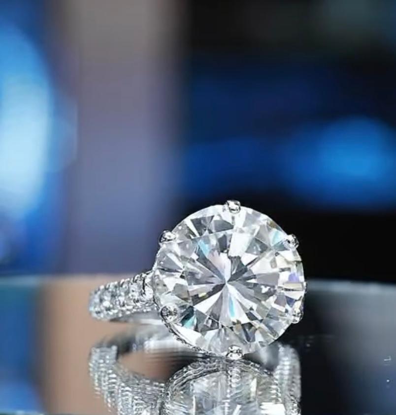 GIA zertifiziert 8,00 Karat E/VVS2 Dreifach XXX Runde Brillant Form Diamant Ring für Damen oder Herren im Angebot