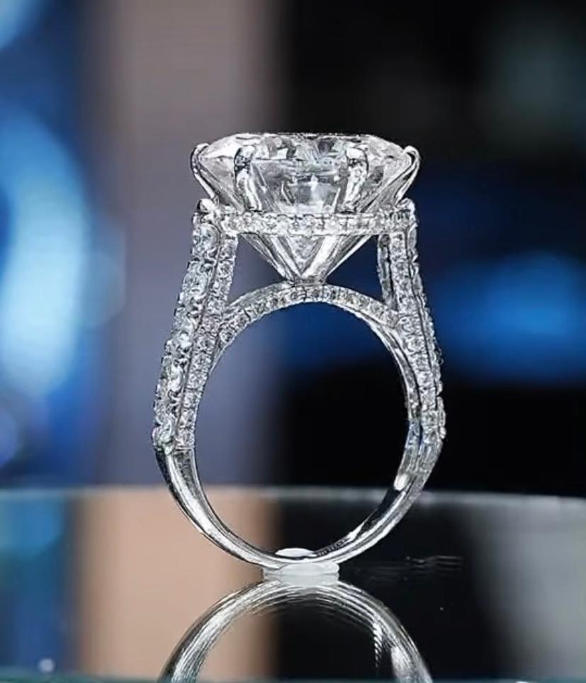 GIA zertifiziert 8,00 Karat E/VVS2 Dreifach XXX Runde Brillant Form Diamant Ring im Angebot 1