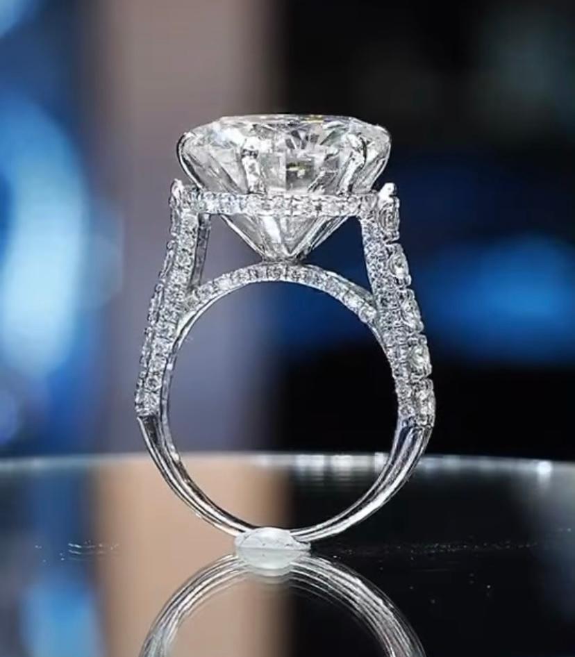 GIA zertifiziert 8,00 Karat E/VVS2 Dreifach XXX Runde Brillant Form Diamant Ring im Angebot 3