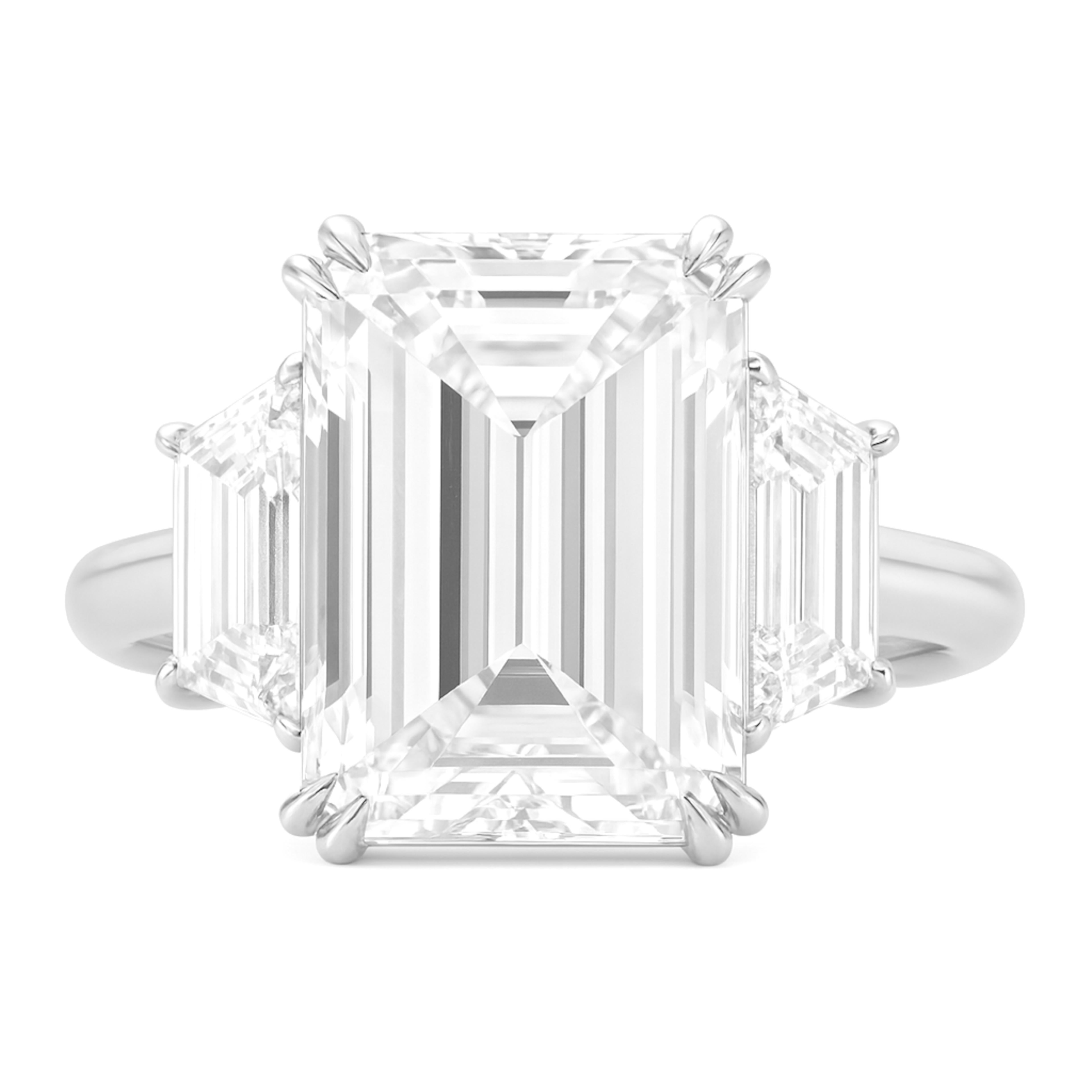 Taille émeraude Bague en platine à trois pierres avec diamant taille émeraude de 8,00 carats certifié par le GIA en vente