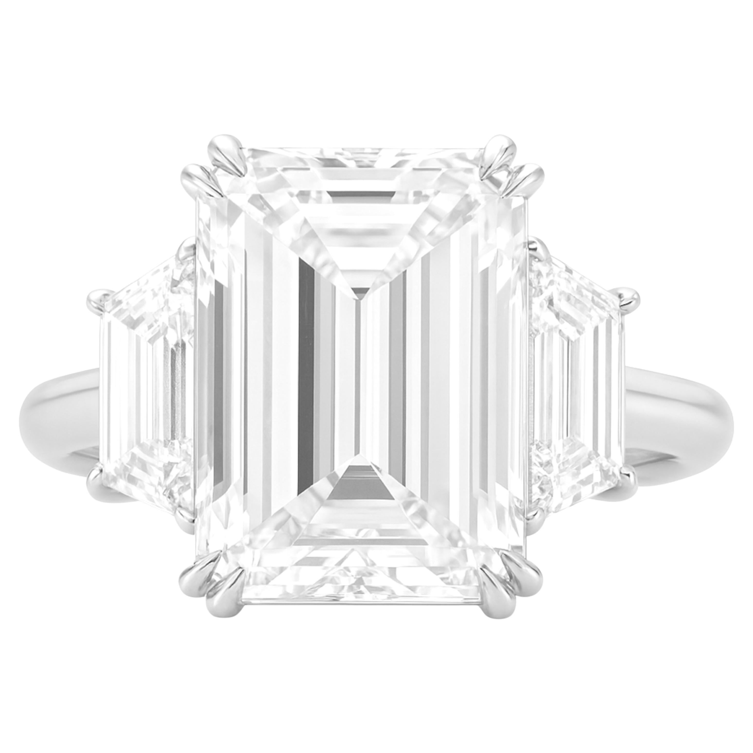 Bague en platine à trois pierres avec diamant taille émeraude de 8,00 carats certifié par le GIA en vente