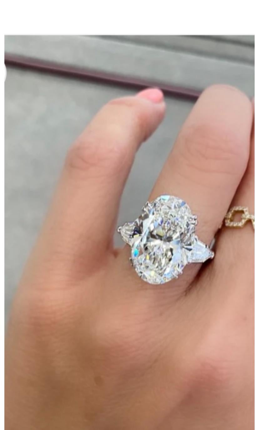 GIA Certified 8.00 Carat F/VVS Oval Shape Natural Diamond Platinum Ring In New Condition For Sale In Massafra, IT