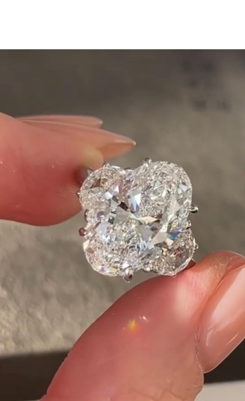 An exquisite three Diamonds ring, in a contemporary design, so elegant and refined style .
Elevate your timeless of beauty and add a touch of sparkly on your look.
Stunning ring come in 18k gold with a lustrous GIA Certified Diamond of 8,00 carats ,