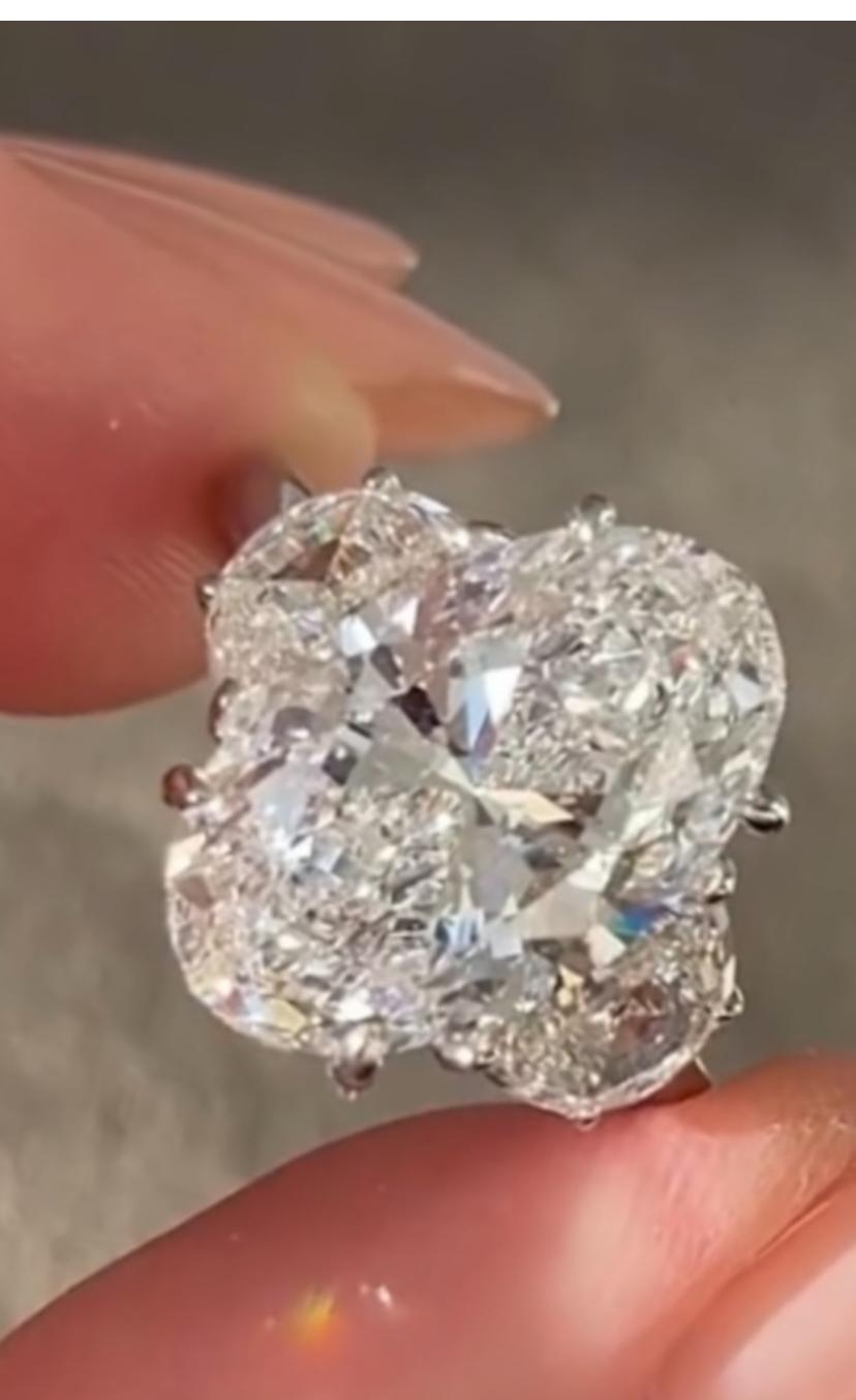 GIA Certified 8.00 Carat G/VS2 Oval Shape Diamond 18K Gold Ring en Nuevo estado para la venta en Massafra, IT