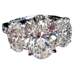 GIA-zertifizierter 8,00 Karat ovaler Diamanten in ovaler Form 18K Gold Trilogy-Ring