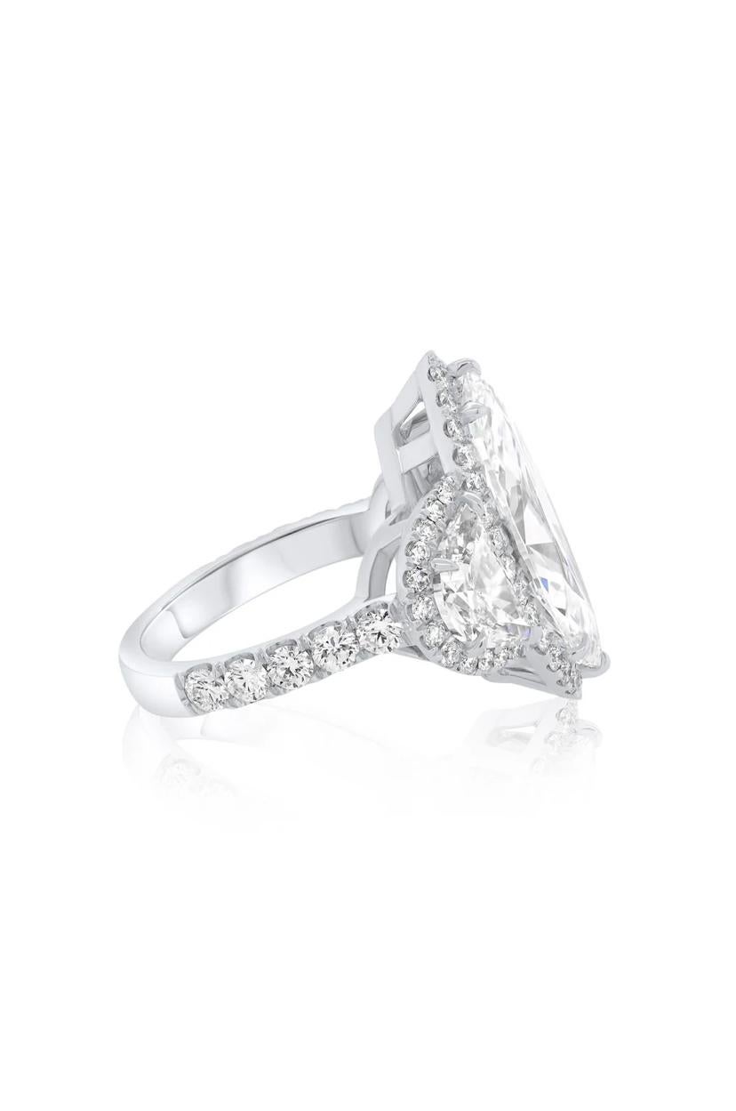 Un capolavoro di luce e brillantezza, realizzato per chi desidera lo straordinario. 
Questa creazione su misura è più di un ringgit, è un'espressione di individualità. Se il tuo sogno è quello di un diamante di qualità ineguagliabile, non importa. 