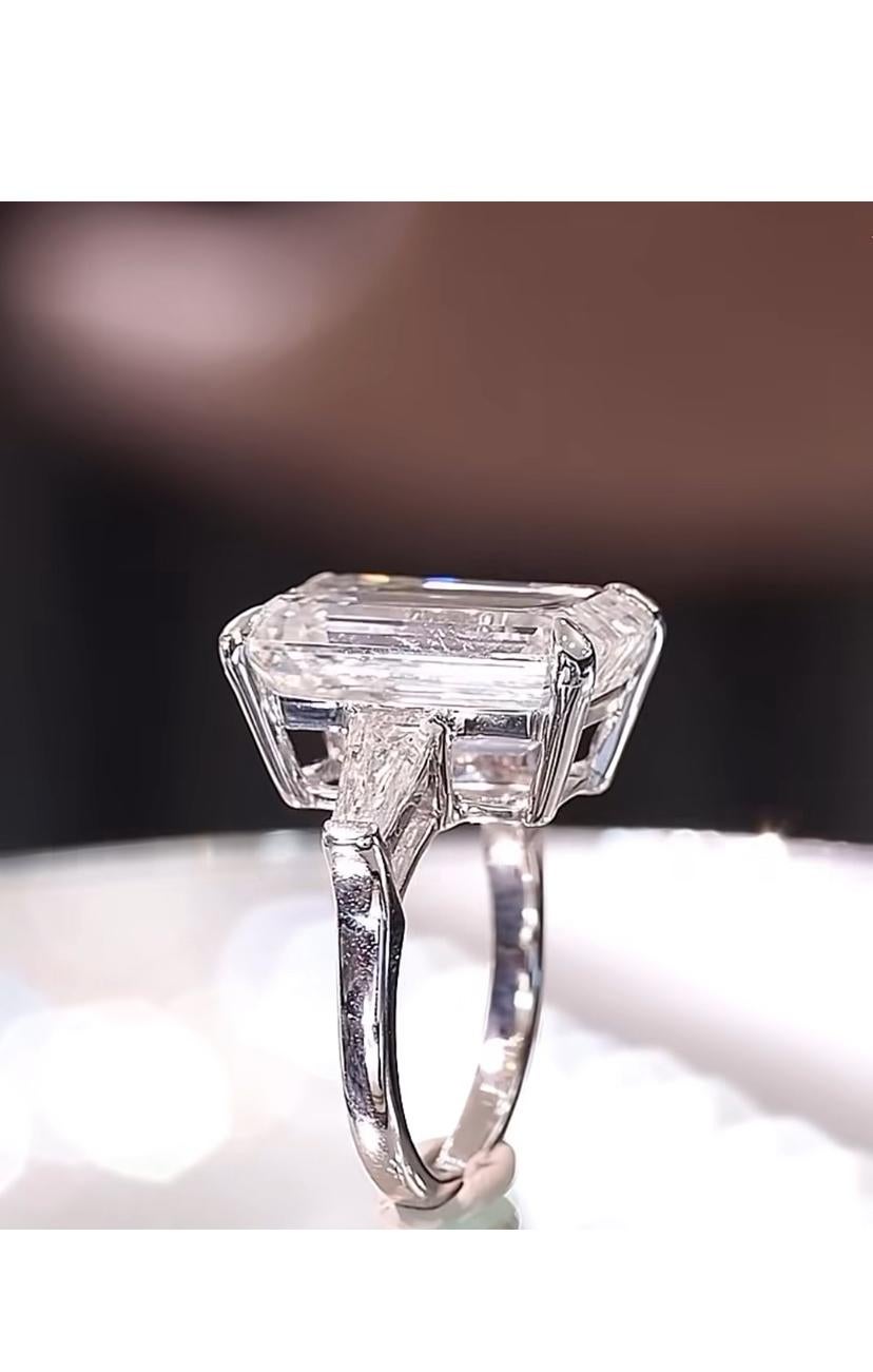 Ein exquisiter Diamantring, in einem zeitgenössischen Design, so elegant und raffiniert Stil.
Erhöhen Sie Ihre zeitlose Schönheit und verleihen Sie sich selbst einen Hauch von Raffinesse und Glamour.
Prächtiger Ring aus 18k Gold mit einem glänzenden
