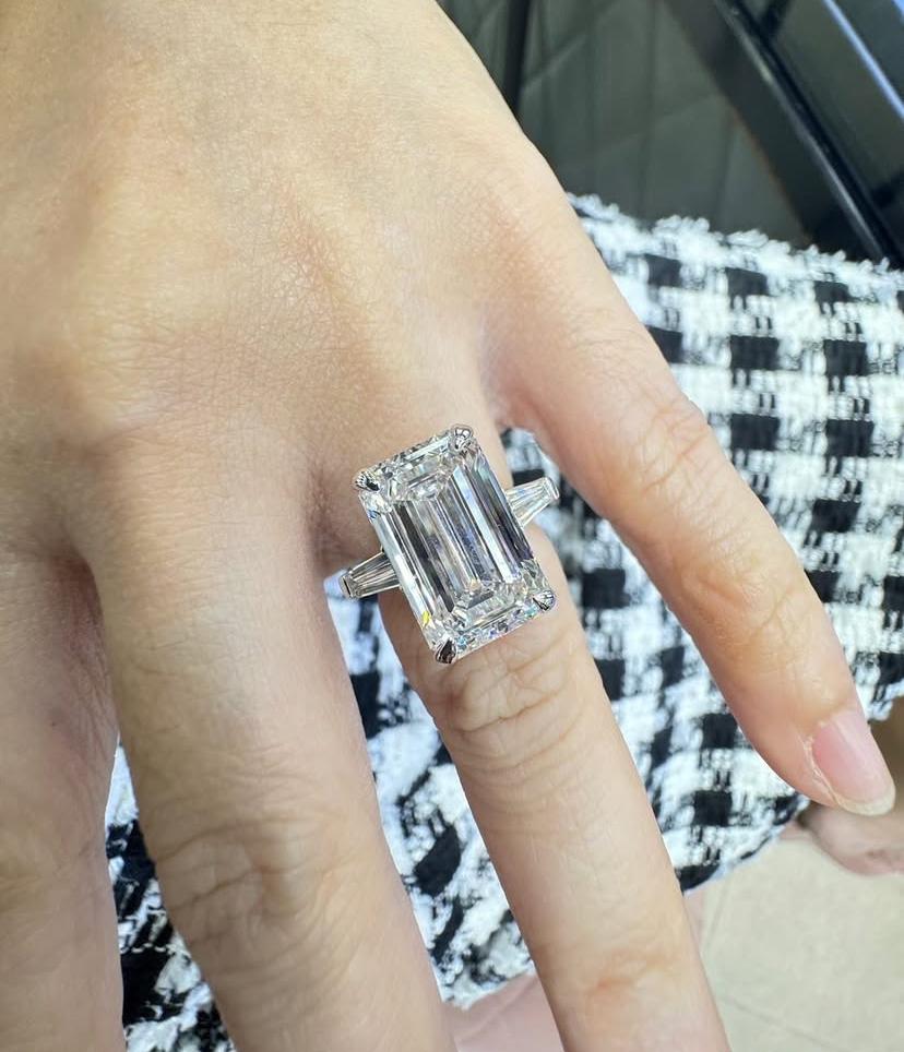 GIA zertifiziert 8,00 Karat F/VS1 Smaragd Form Diamant 18K Gold Ring im Angebot 1