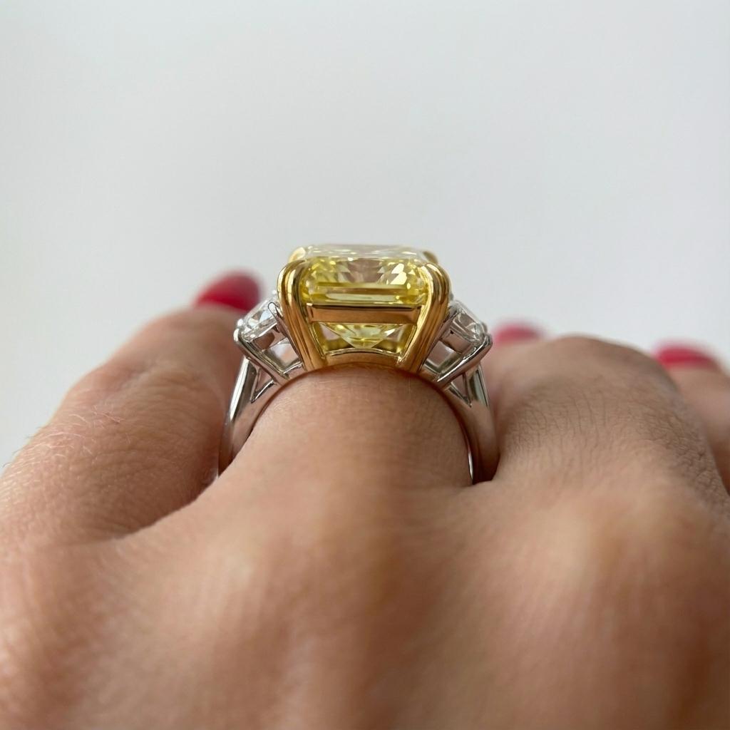 Bague en diamant certifié GIA de 8,01 carats de couleur jaune intense VS1 en 18K Neuf - En vente à Chicago, IL