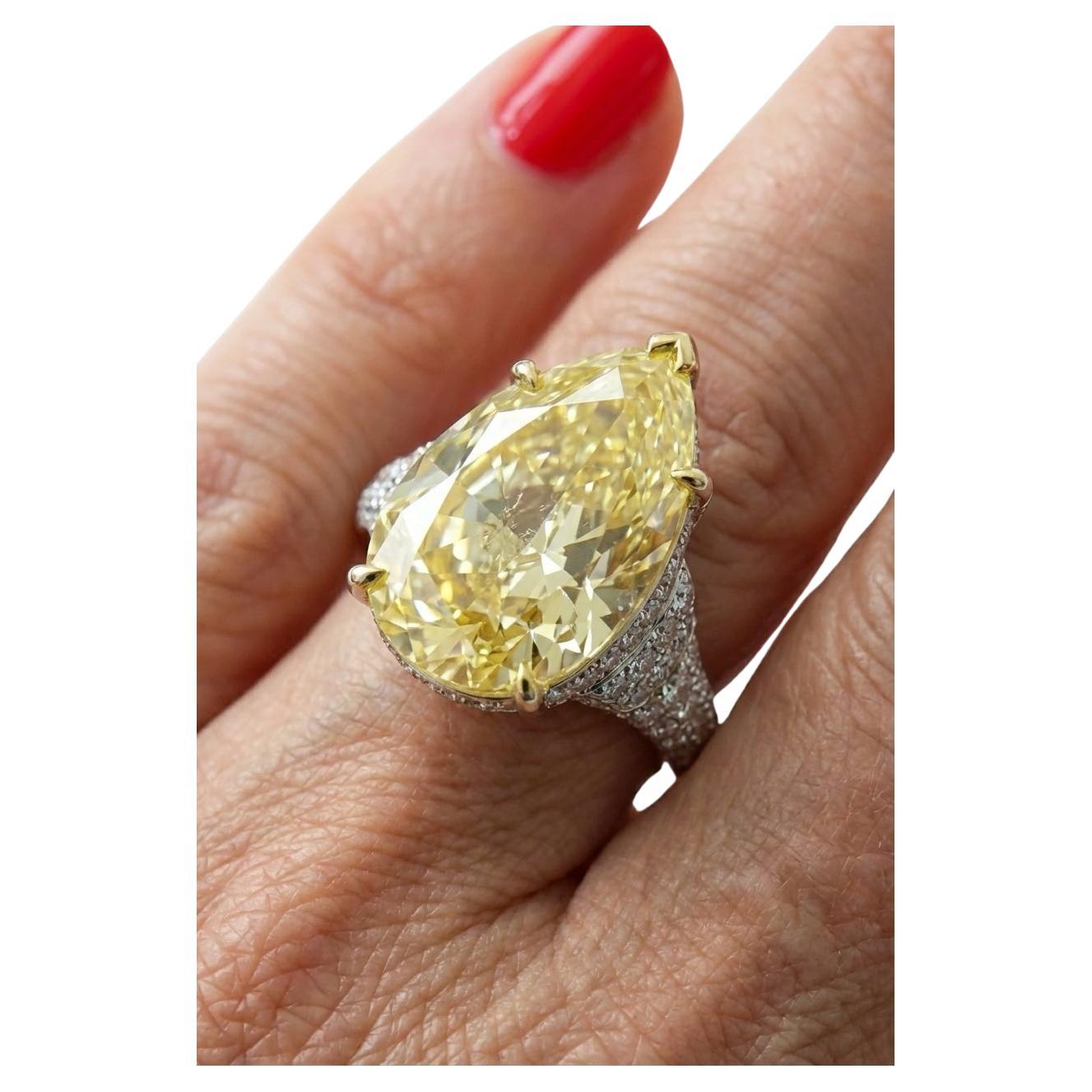 xpérimentez l'éclat inégalé de cet époustouflant diamant poire Fancy Yellow de 8,01 carats, méticuleusement serti dans une élégante bague conçue sur mesure. Certifiée par le Gemological Institute of America, cette pierre extraordinaire présente une