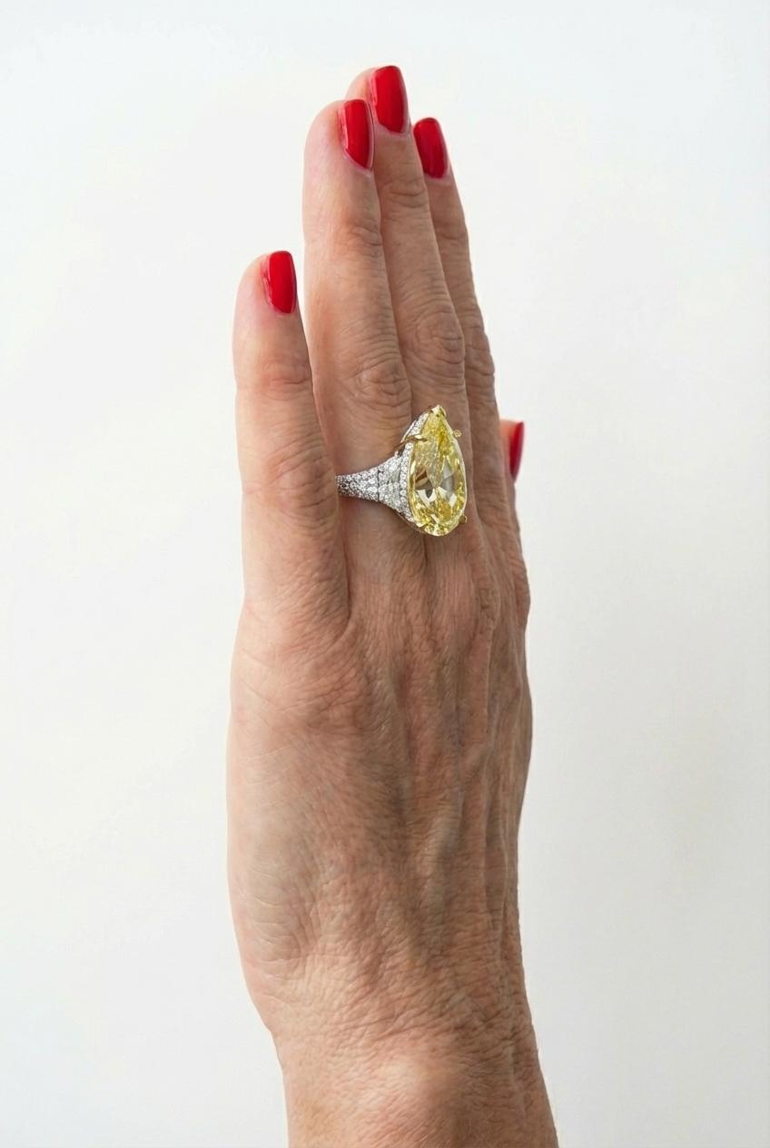 Contemporain Bague en or 18 carats certifiée GIA et ornée d'un diamant jaune fantaisie de 8,01 carats en vente