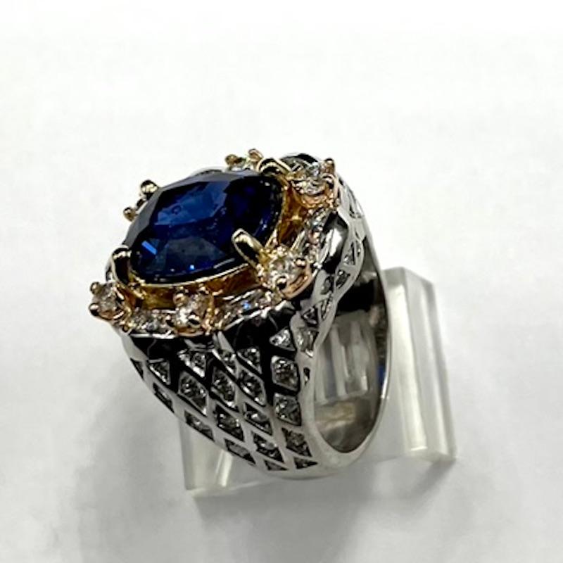 GIA Certified 8.01Ct Cushion Cut Unheated Blue Sapphire In New Condition For Sale In San Diego, CA