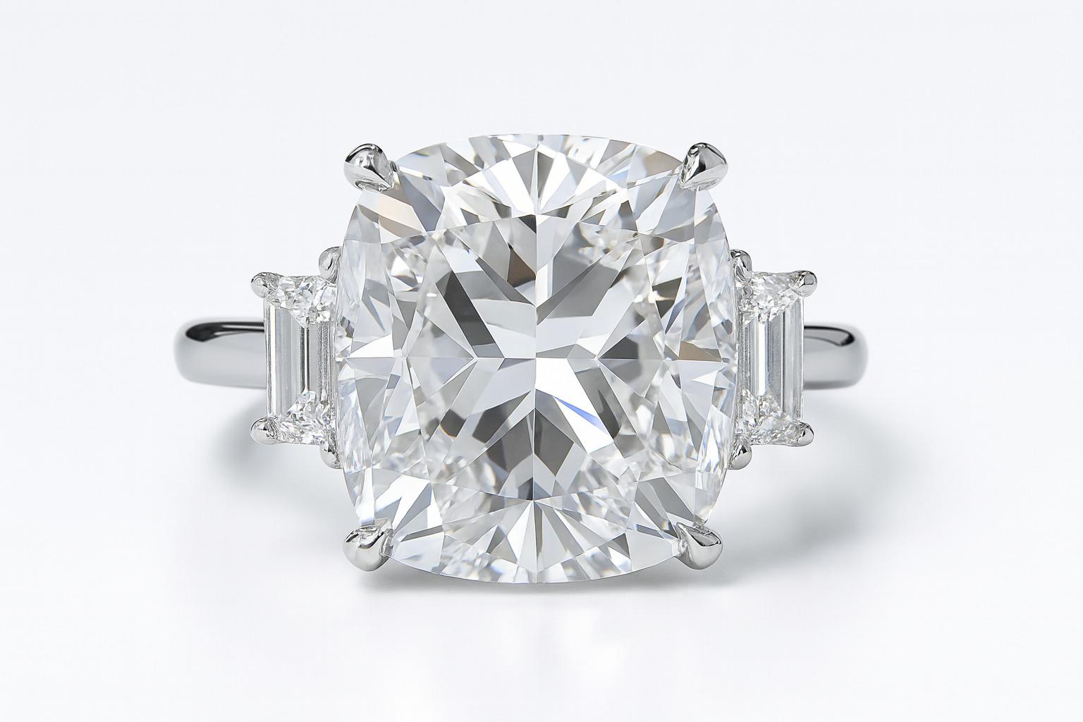 Bague en platine avec diamant brillant coussin de 8,02 carats certifié par le GIA et diamants latéraux trapézoïdaux

Bijou d'une rareté et d'un raffinement extraordinaires, cette bague est ornée d'un diamant coussin brillant de 8,02 carats certifié