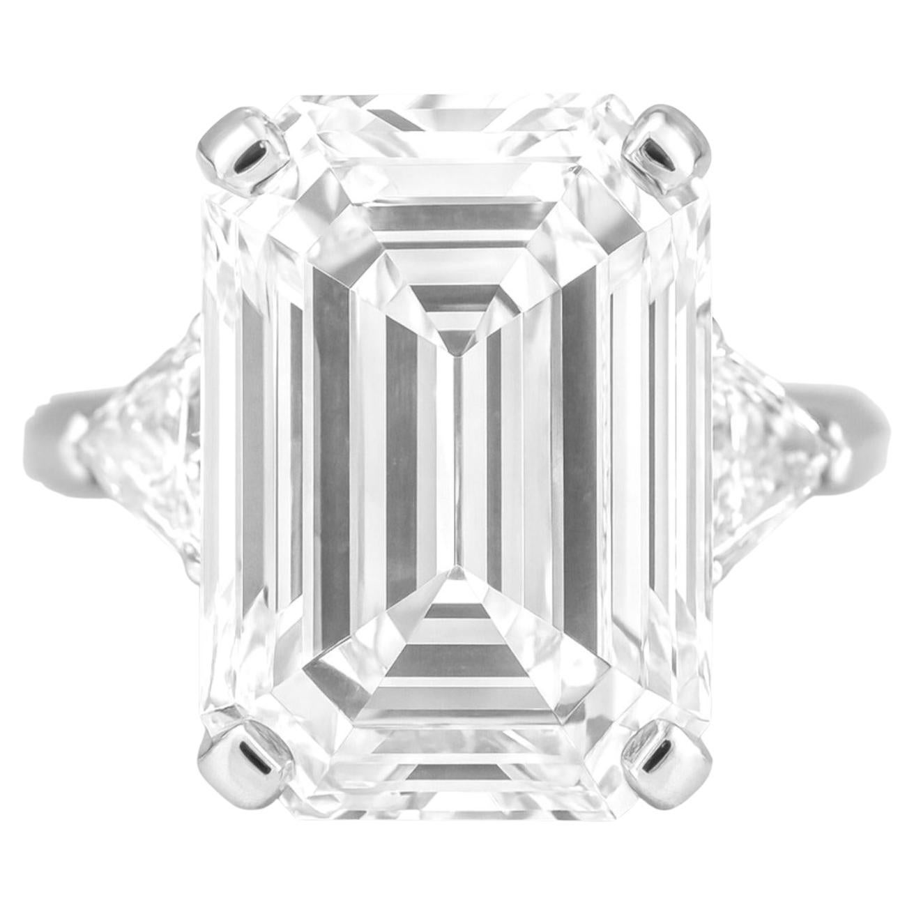Un magnifique diamant taille émeraude pesant 8,02 carats, certifié par le GIA avec la couleur D et la pureté VS1 les plus élevées, parfaitement complété par un polissage et une symétrie excellents. Mesurant 14,62 × 9,21 × 6,18 mm, ce diamant