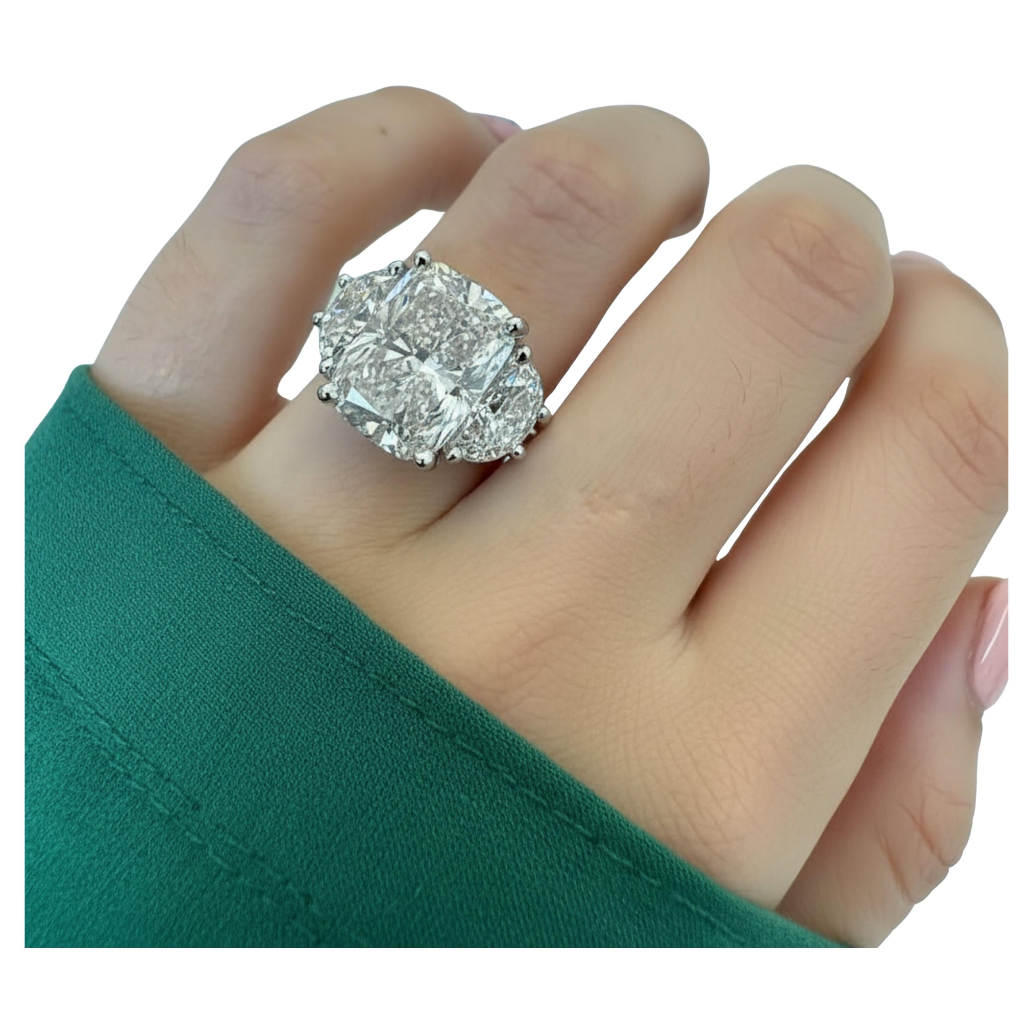 Anello con diamante brillante a cuscino certificato GIA da 8,02 carati G VVS1 con diamanti laterali mezzaluna in platino

Questo straordinario anello sfoggia un diamante certificato GIA da 8,02 carati con taglio a cuscino Brilliante di eccezionale