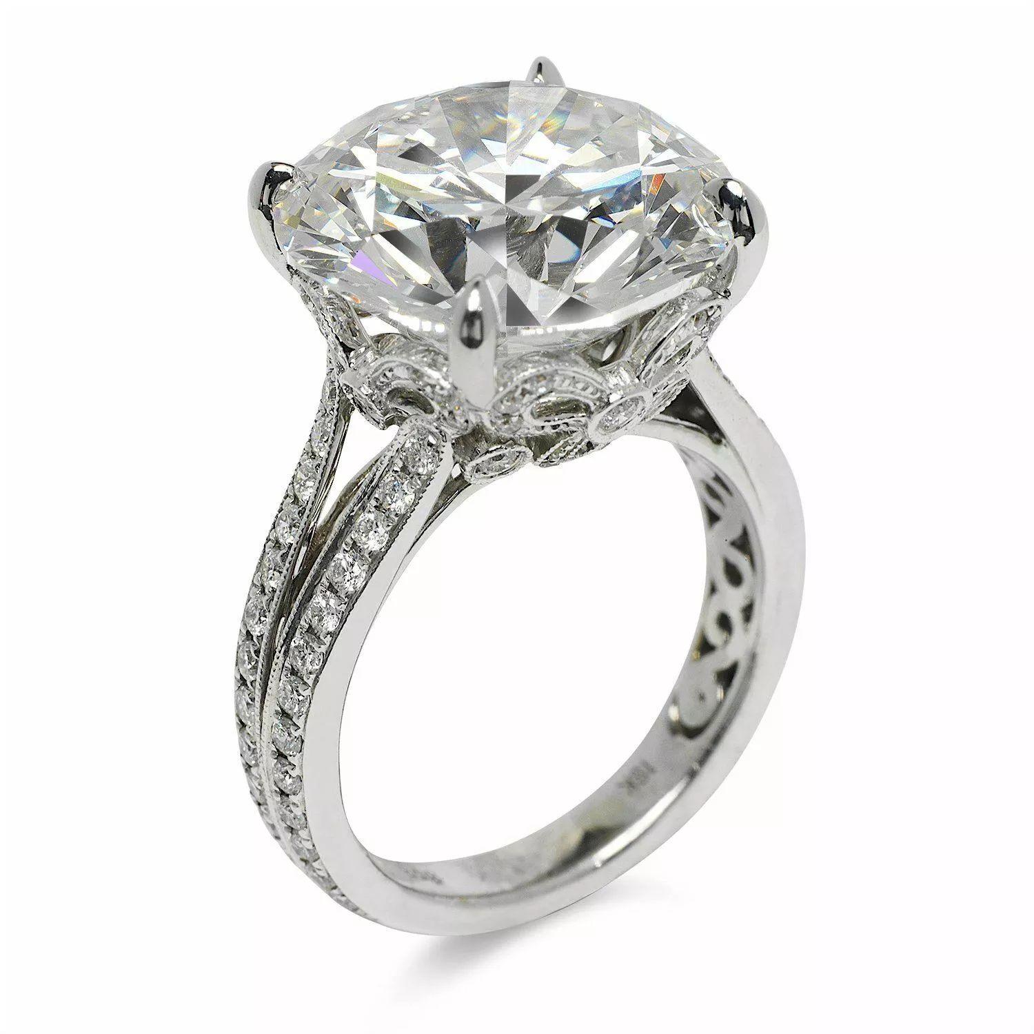 Women's GIA Certified 8.02 Carat Round Brilliant Cut Diamond  VVS2 Clarity  I Color For Sale