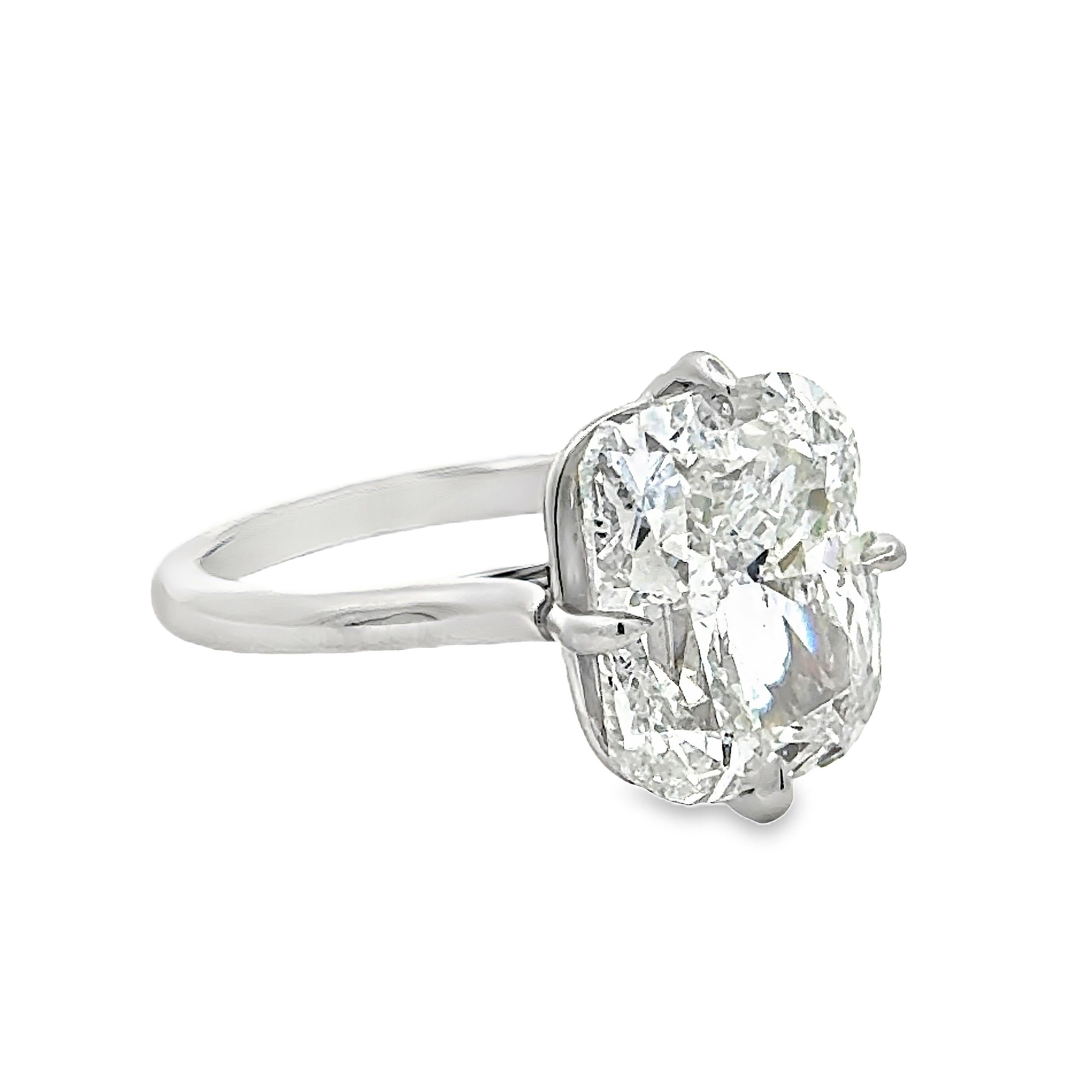 Une magnifique bague de fiançailles, mettant en valeur un diamant taille coussin de 8,02 carats certifié par GIA de couleur G et de pureté I1, serti dans une monture unique en forme de compas. Finement serti dans une monture en platine. Taille 6.5