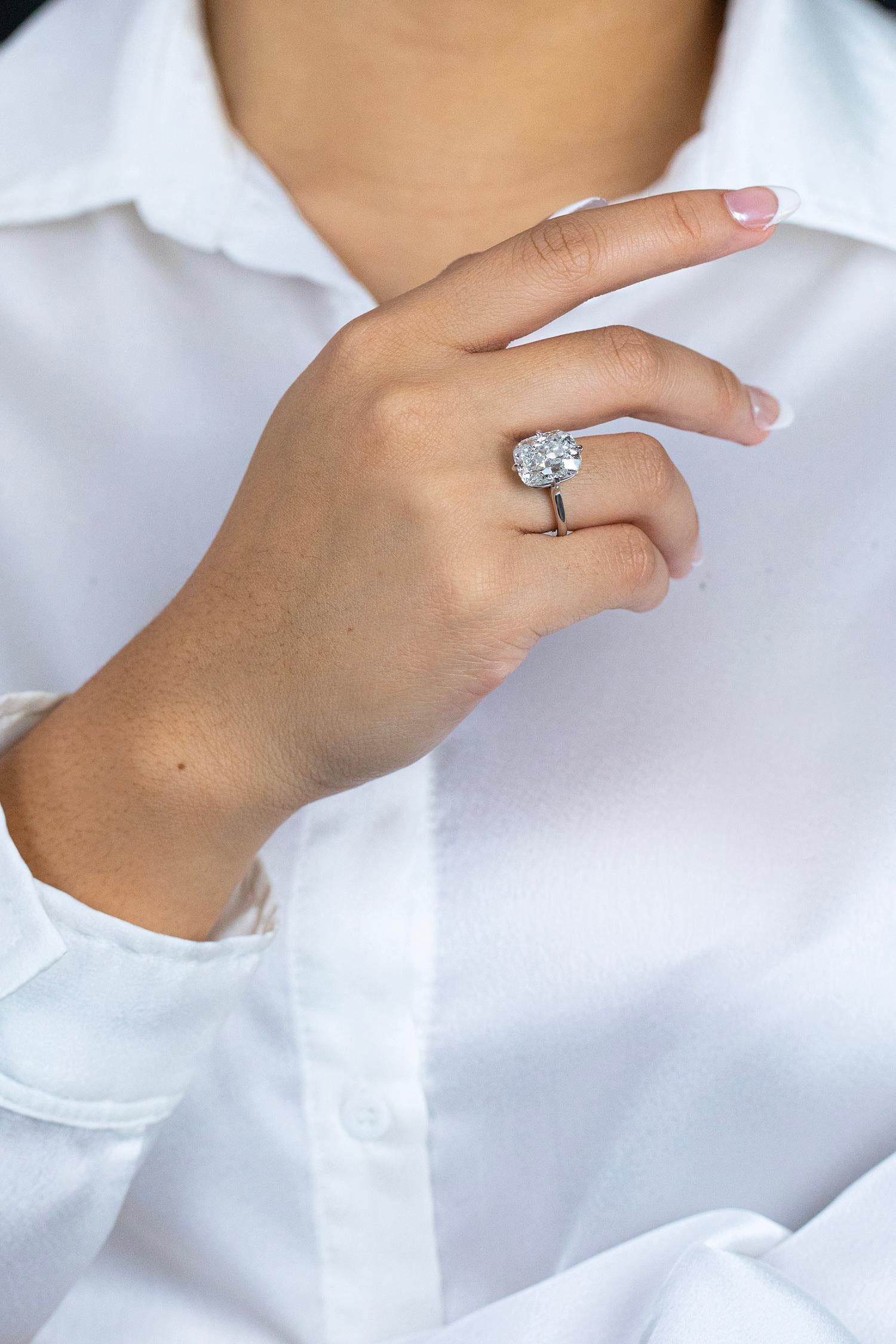 Taille coussin Bague de fiançailles solitaire certifiée GIA de 8.02 carats de diamant taillé en coussin en vente