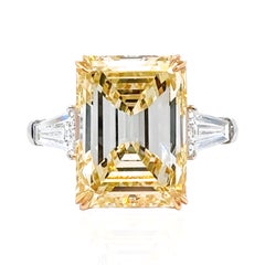 Anillo de tres piedras con diamante amarillo fantasía de corte esmeralda de 8,03 quilates certificado por GIA